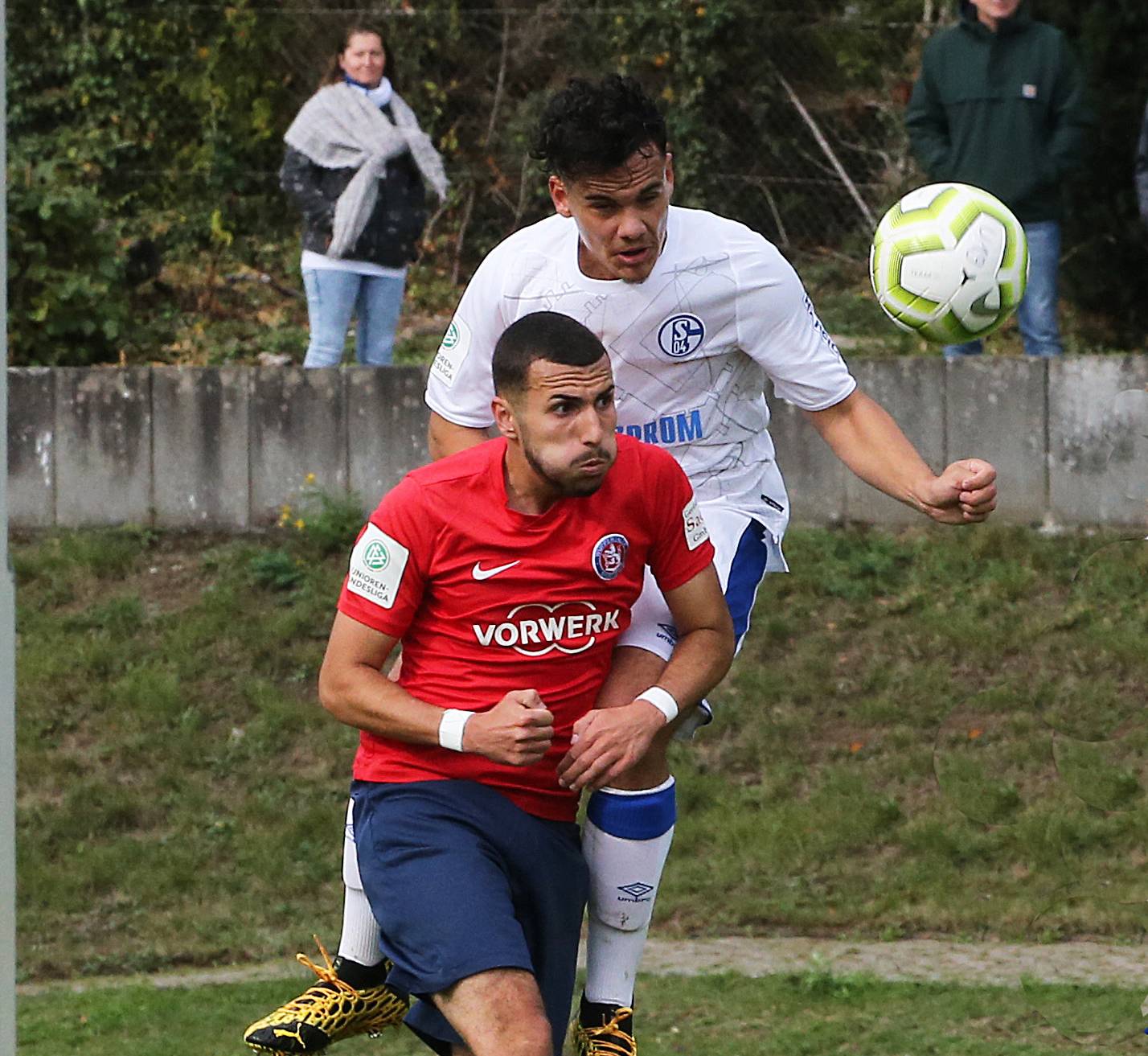  Isaak Akritidis hier in der Vorsaison im Spiel mit der U 19 gegen Schalke. Nach dem frühen Abbruch der Saison in den Jugendbundesligen wurde er ausschließlich im Regionalliga-Team eingesetzt. 