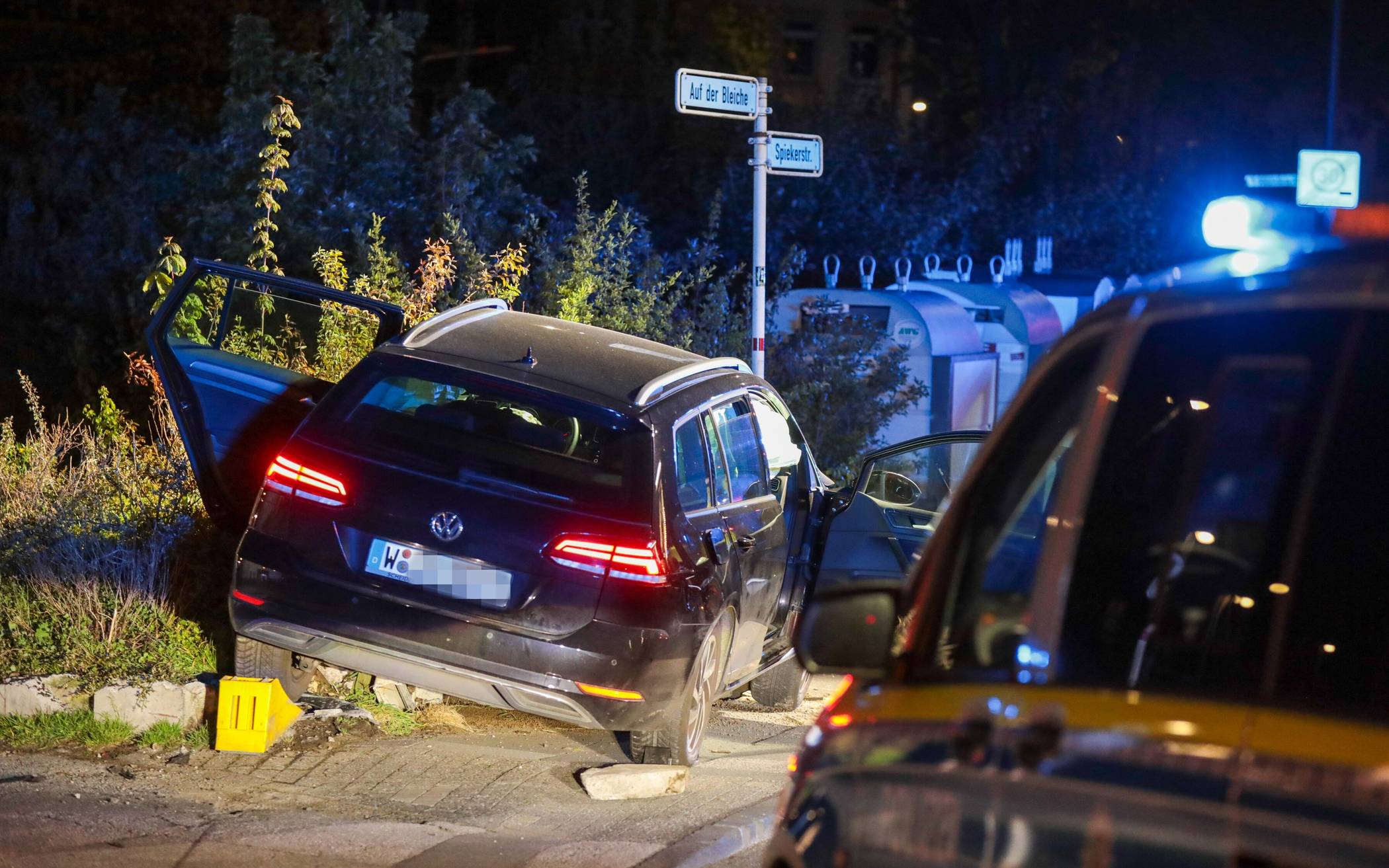 Erst erwischte ihn die Polizei, dann krachte er mit seinem VW gegen eine Laterne. Zu dem...