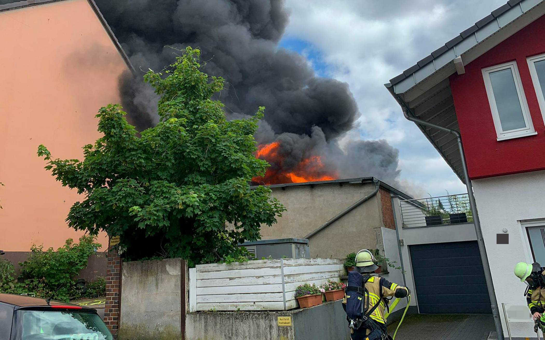  Der Brand in Solingen sorgte für eine große Rauchwolke. 