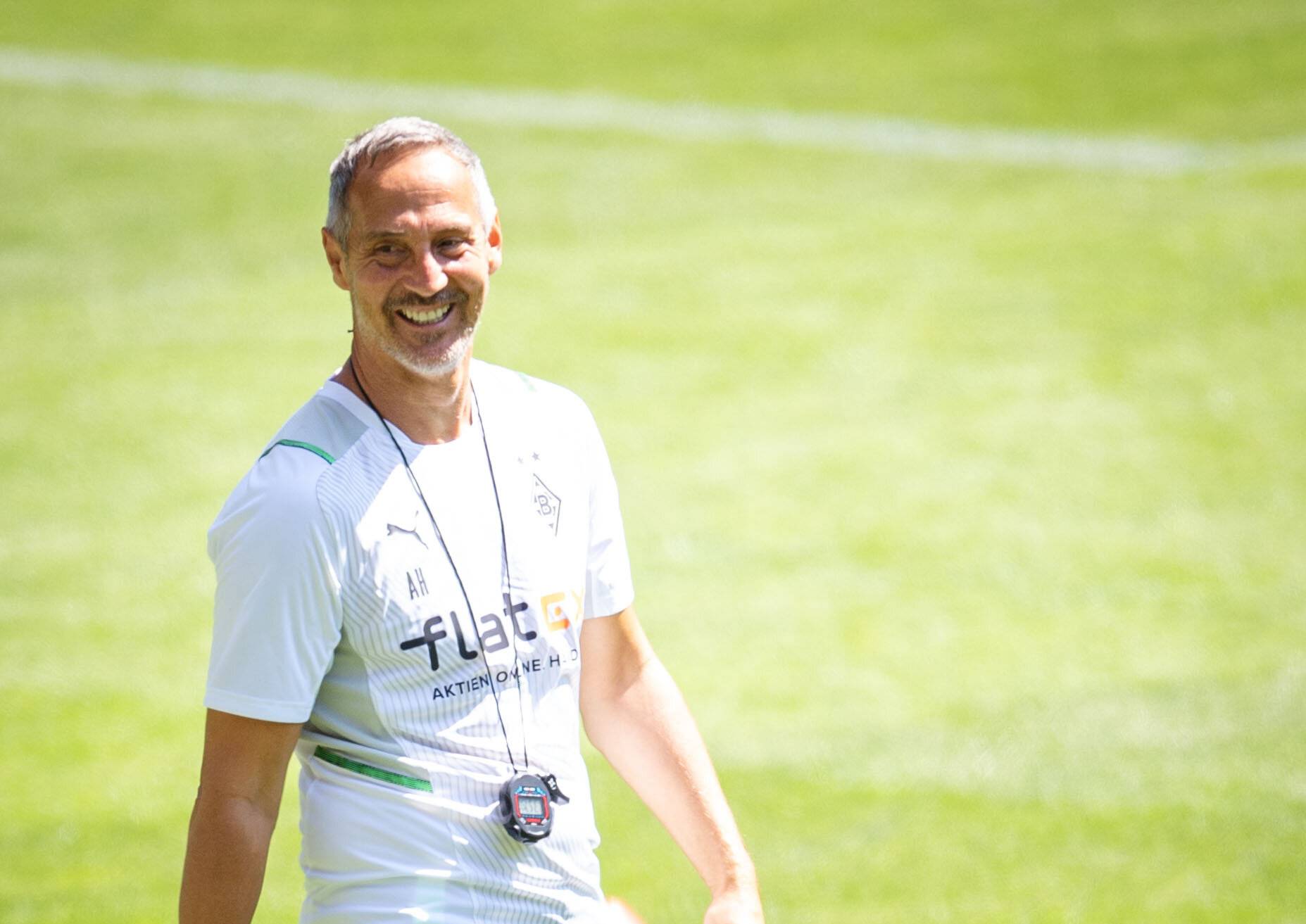  Adi Hütter verfolgt das Training der Gladbacher. 