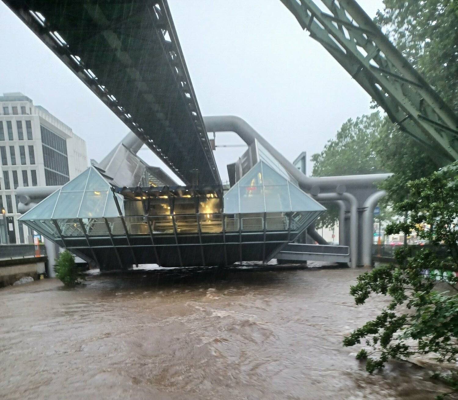 Wupper tritt über Ufer: Vorsicht! Beim Kellerleerpumpen droht Lebensgefahr