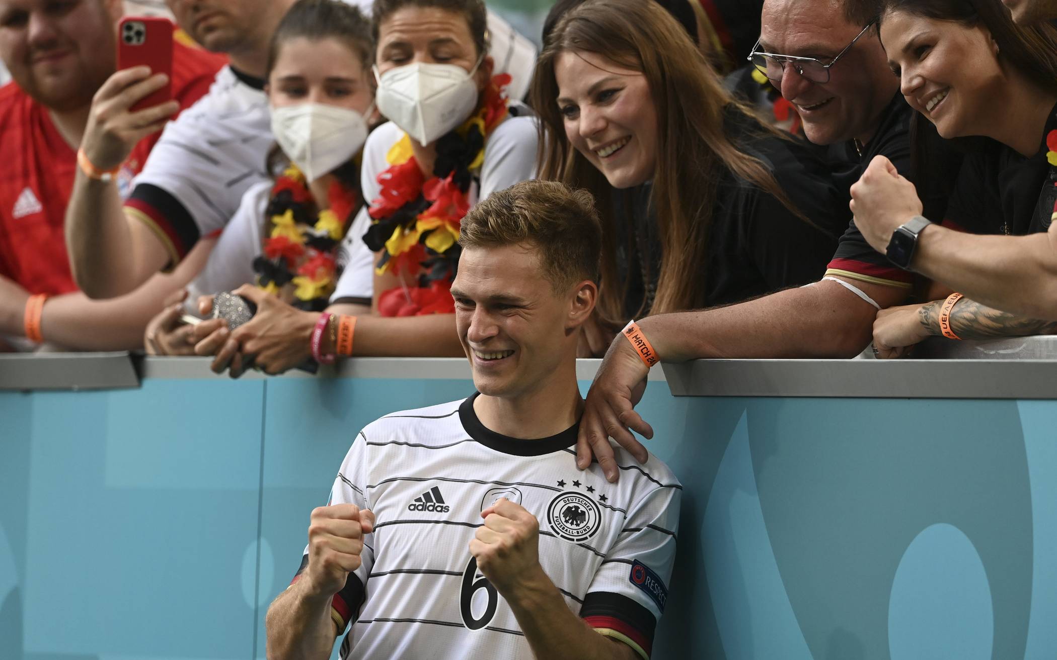  Deutschlands Joshua Kimmich jubelt nach dem Spiel. 