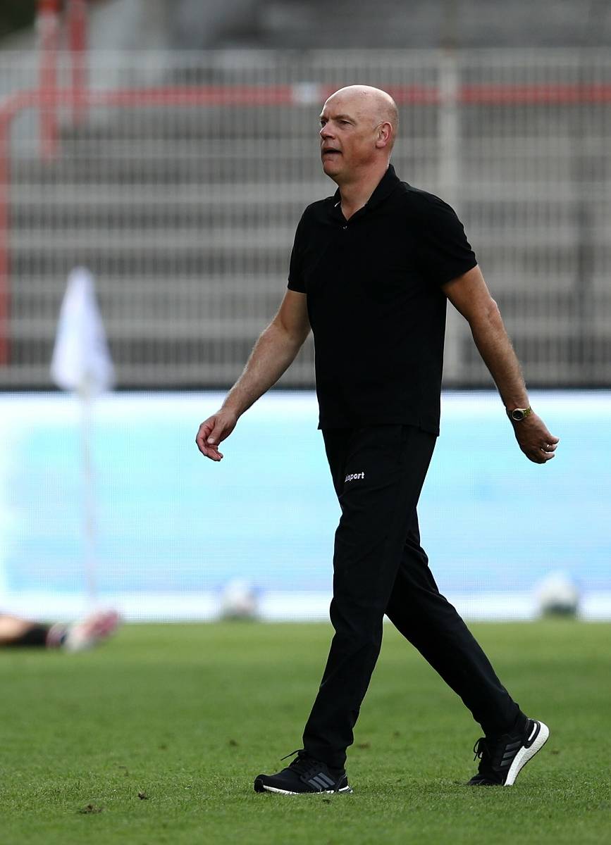  Trainer Uwe Rösler am letzten Spieltag der vergangenen Saison bei Union Berlin nach dem feststehenden Abstieg in die Zweite Liga.  