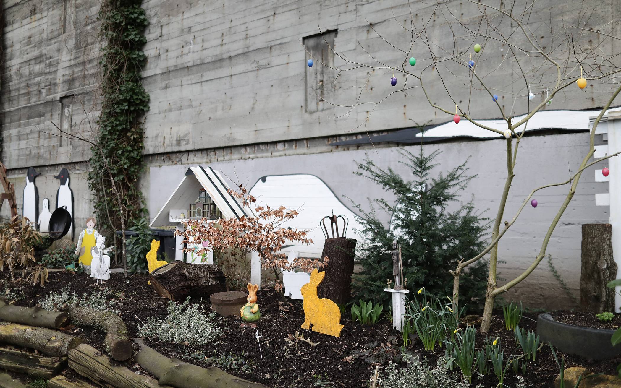  Im Beet vor dem Bunker an der Münzstraße stehenn –  passend zu Ostern – bunte Hasenfiguren. 