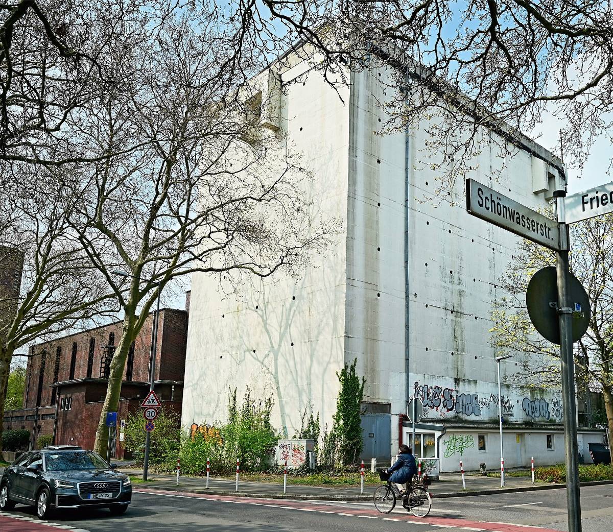  Das Gebäudehohe Gerüst am Bunker Friedrich-Ebert-Straße ist abgebaut, das Dach repariert. Nun kann es weiter gehen.  