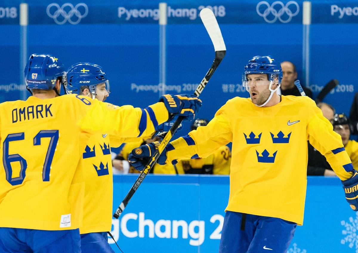  Patrik Hersley (r.) jubelt nach seinem Treffer zum 2:3 für Schweden gegen Deutschland bei den olympischen Spielen 2018 in Gangneung mit Linus Omark (l.) und Mikael Wikstrand. Die deutsche Nationalmannschaft siegte 4:3 nach Verlängerung und zog ins Halbfinale ein.  