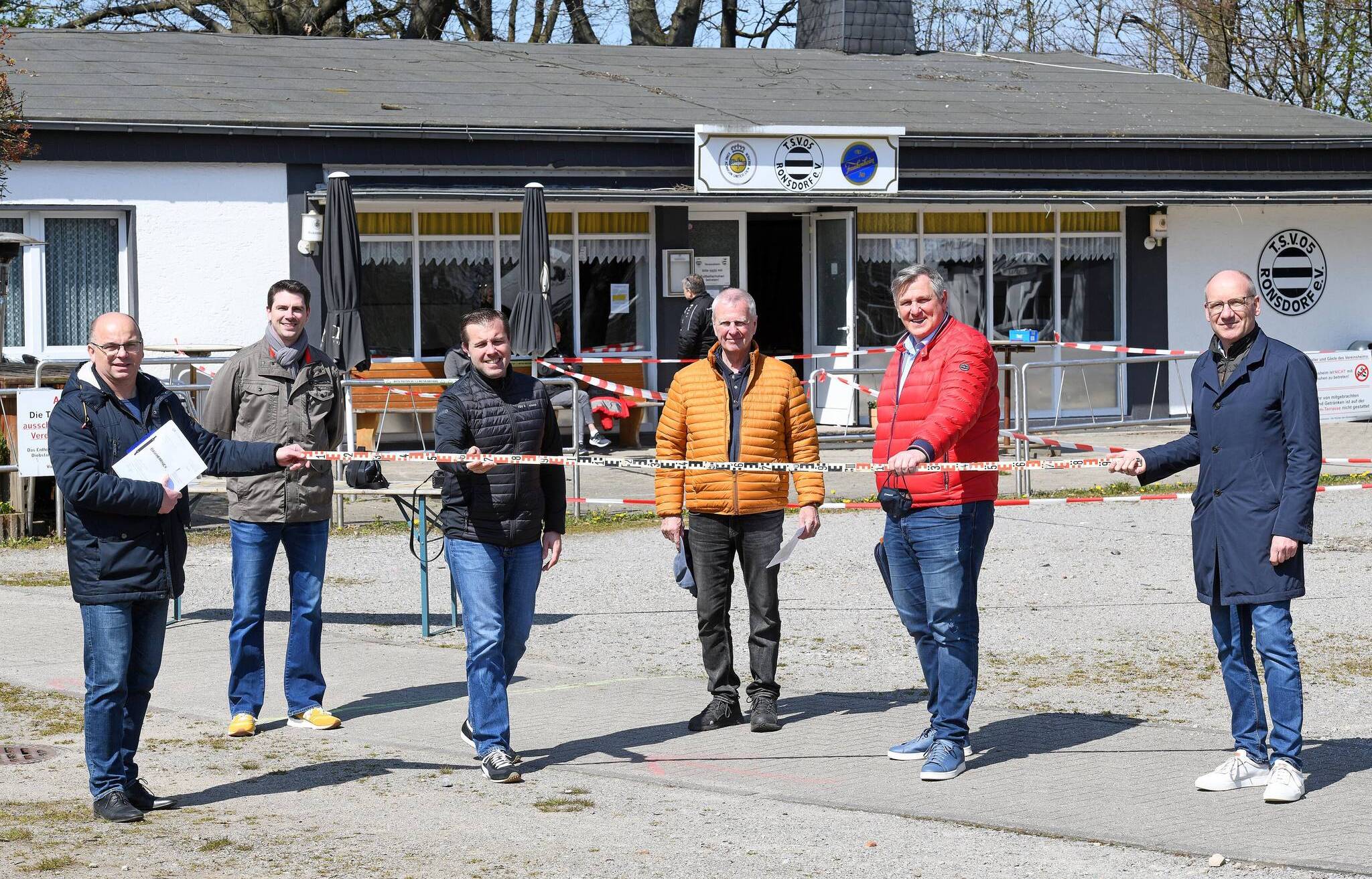  Alexander Schmidt, Matthias Weiden, Matthias Fuss, Harald Windgassen, Uwe Wiemer und Thomas Lehner an der Stelle, wo das neue Klubheim entstehen soll. 