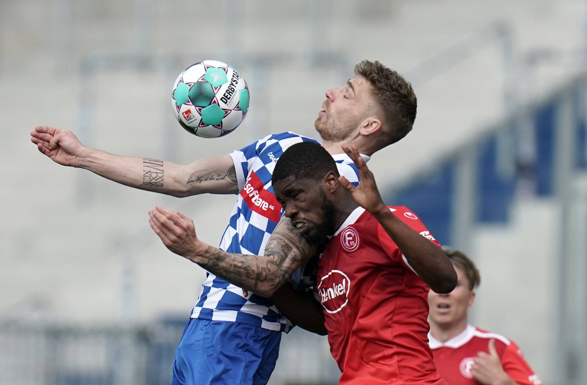  Kevin Danso im Duell mit Darmstadt Serdar Dursun (r.). 