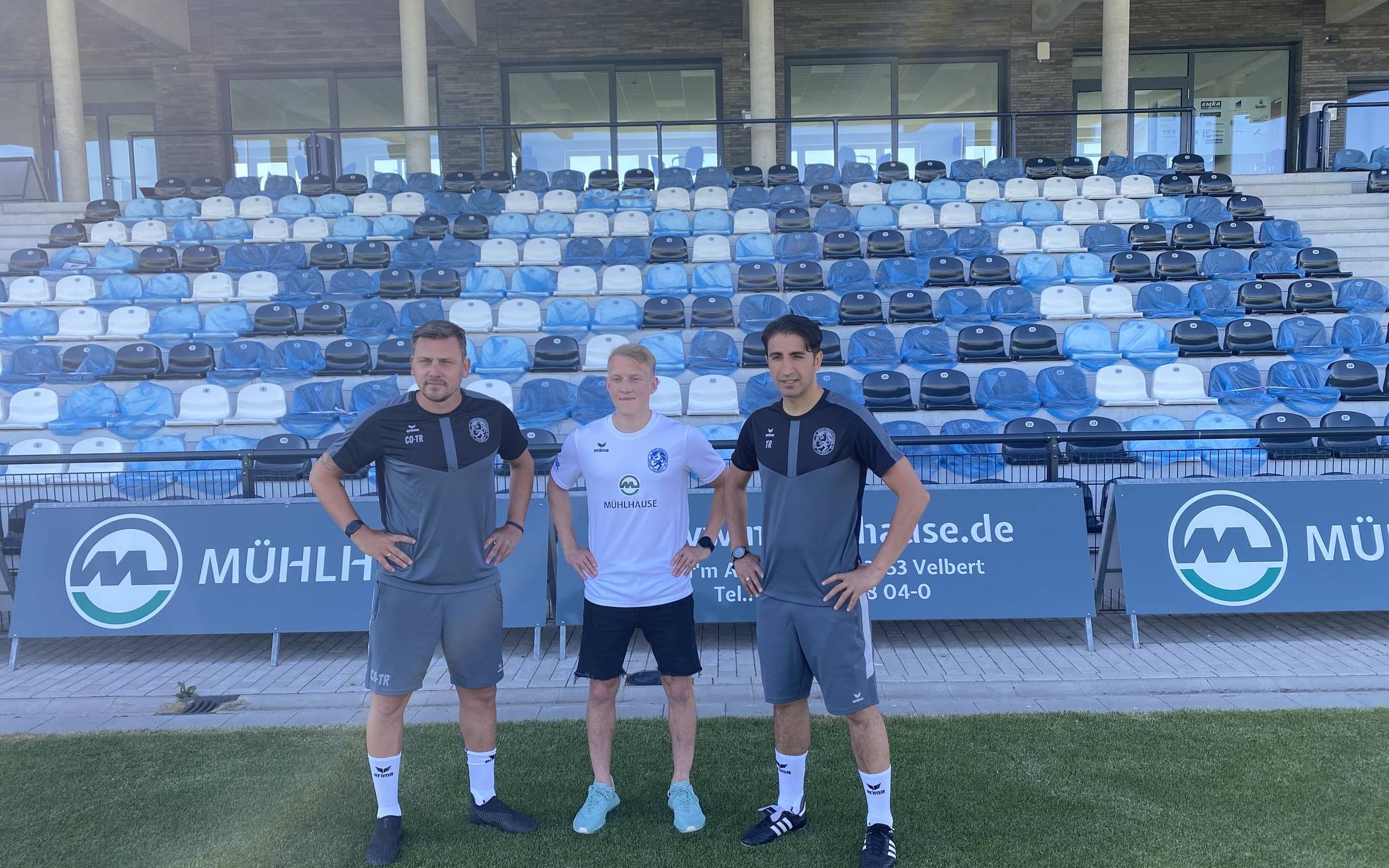  Jonas Erwig-Drüppel (Mitte) bei der Vorstellung in Velbert mit Co-Trainer Timo Achenbach (l.) und Trainer Hüzeyfe Dogan. 