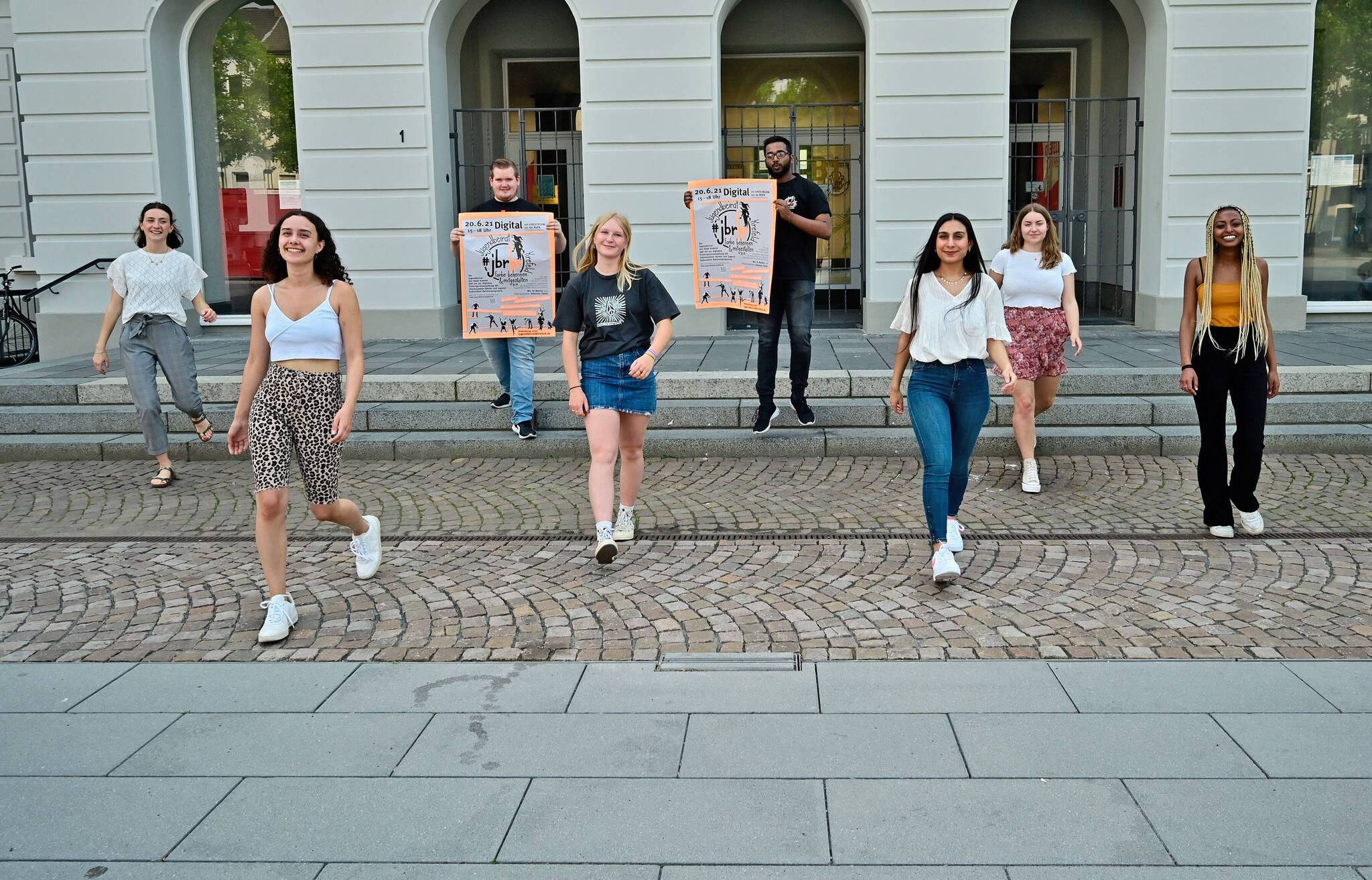  Das Team des Jugendbeirats ist gut vorbereitet auf die Findungsveranstaltung 3.0: Melanie Ungerechts von der Abteilung Jugend (v.l.), Mara Börger Sanchez, Tim Derks, Lisa Littgen, Kumaran Jeyaranjan, Aleyna Demirel, Jana Münzberg, Luam Kessette vom Jugendbeirat. 