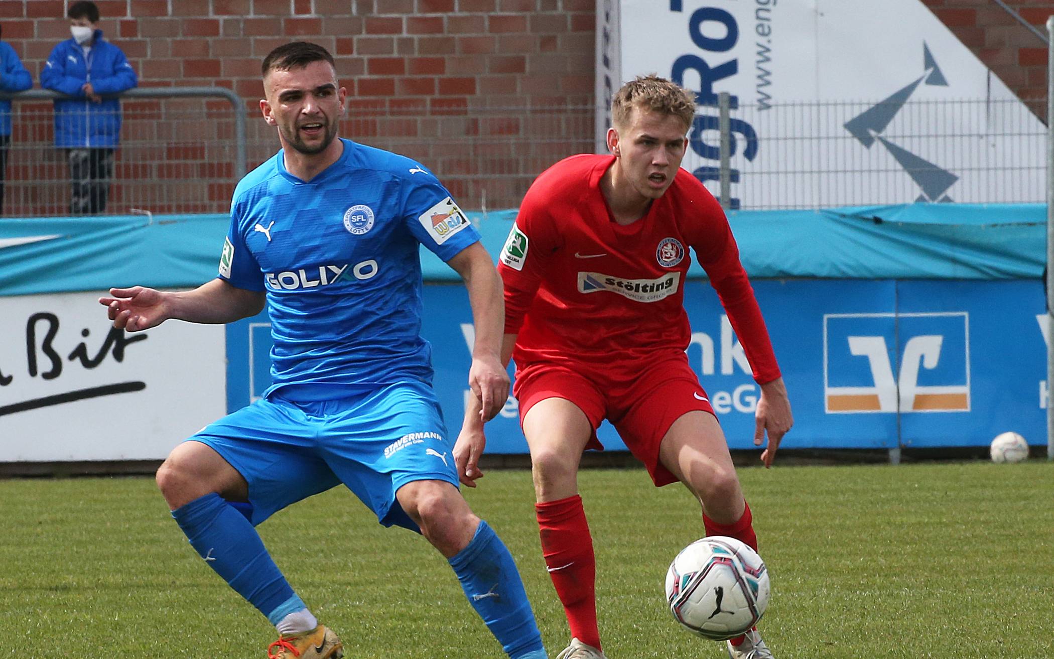  Beide Teams lieferten sich ein kampfbetontes Duell. Hier stört Lars Holtkamp (r.) Lottes offensiven Mittelfeldspieler Leon Demaj. Für den 19-Jährigen Bochumer Holtkamp war es das dritte Spiel in Folge in der Startaufstellung des WSV. 