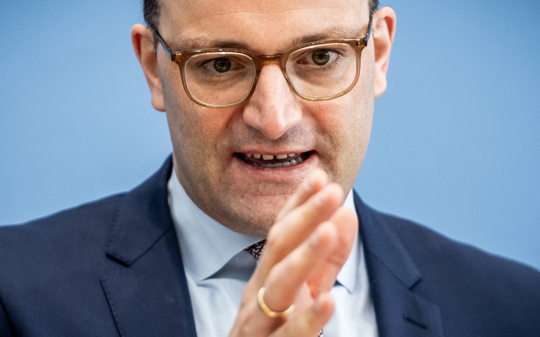  Jens Spahn (CDU), Bundesminister für Gesundheit, fordert die Bundesländer auf, schnell zu handeln. 