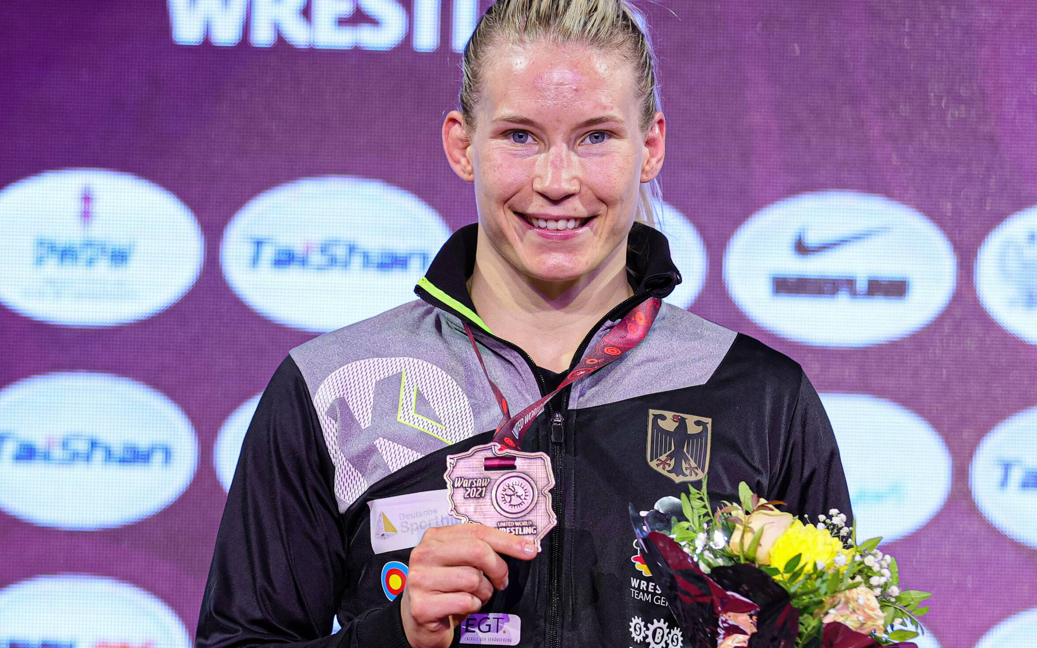  Aline Rotter-Focken präsentiert die gewonnene Bronze-Medaille bei den Europameisterschaften.  