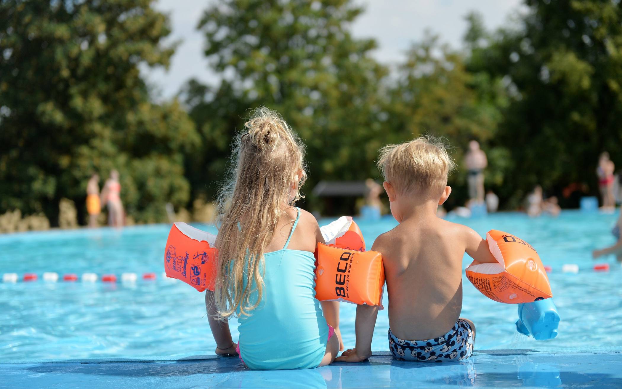  Damit Kinder richtig Schwimmen lernen, müssen sie rund 20 Übungsstunden je 30 Minuten lernen. 