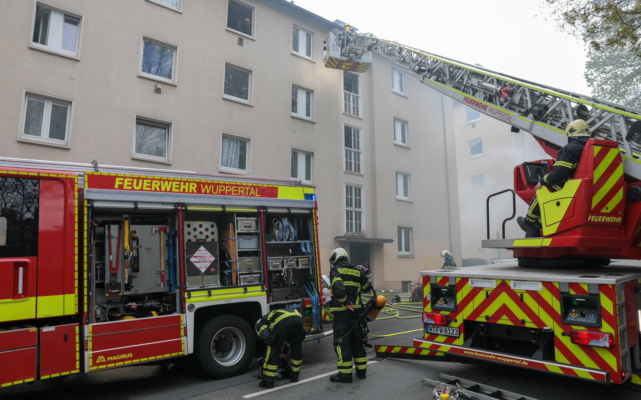 Eine Person aus der Brandwohnung erlitt schwere Verletzungen, zwei weitere Hausbewohner...