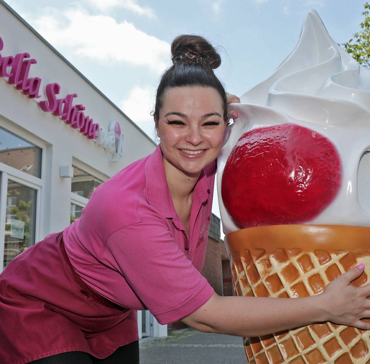  Isabella Alesci mit dem Objekt der Begierde – in der ehemaligen Metzgerei Pesch in Fischeln hat sie ihre Eisdiele Schöneweiß eröffnet.  