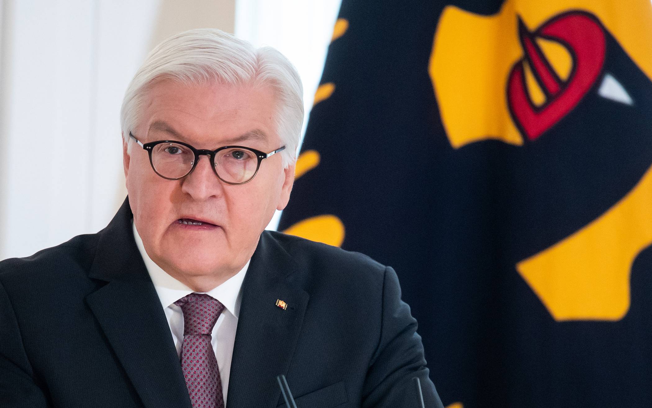  Bundespräsident Frank-Walter Steinmeier spricht bei der Verleihung von Verdienstorden der Bundesrepublik Deutschland im Schloss Bellevue. 