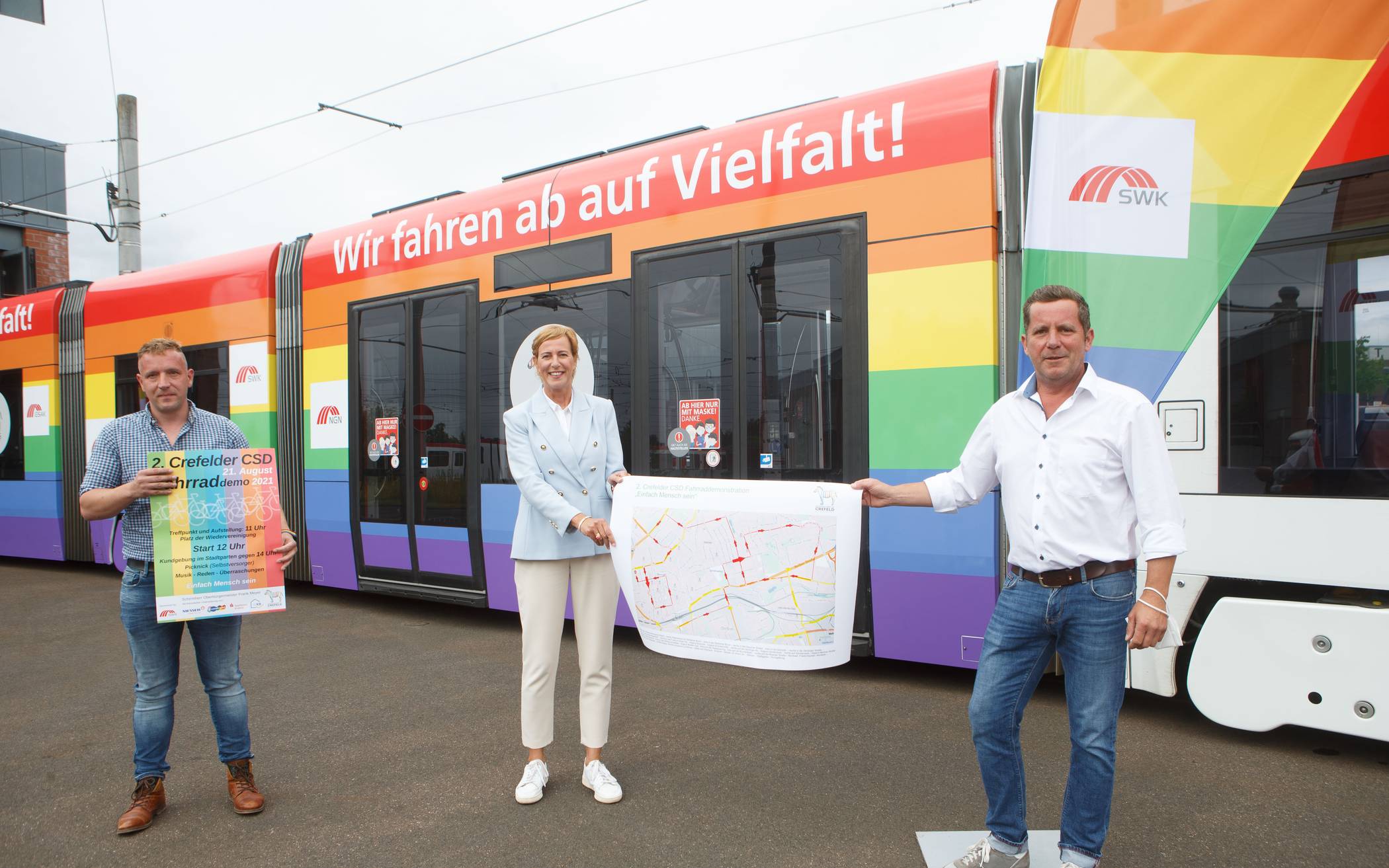  Levent Sirkal, Kerstin Abraham und Oliver Leist (v.l.) stellten die Regenbogen-Straßenbahn und das Programm für den CSD am 21. August vor. 