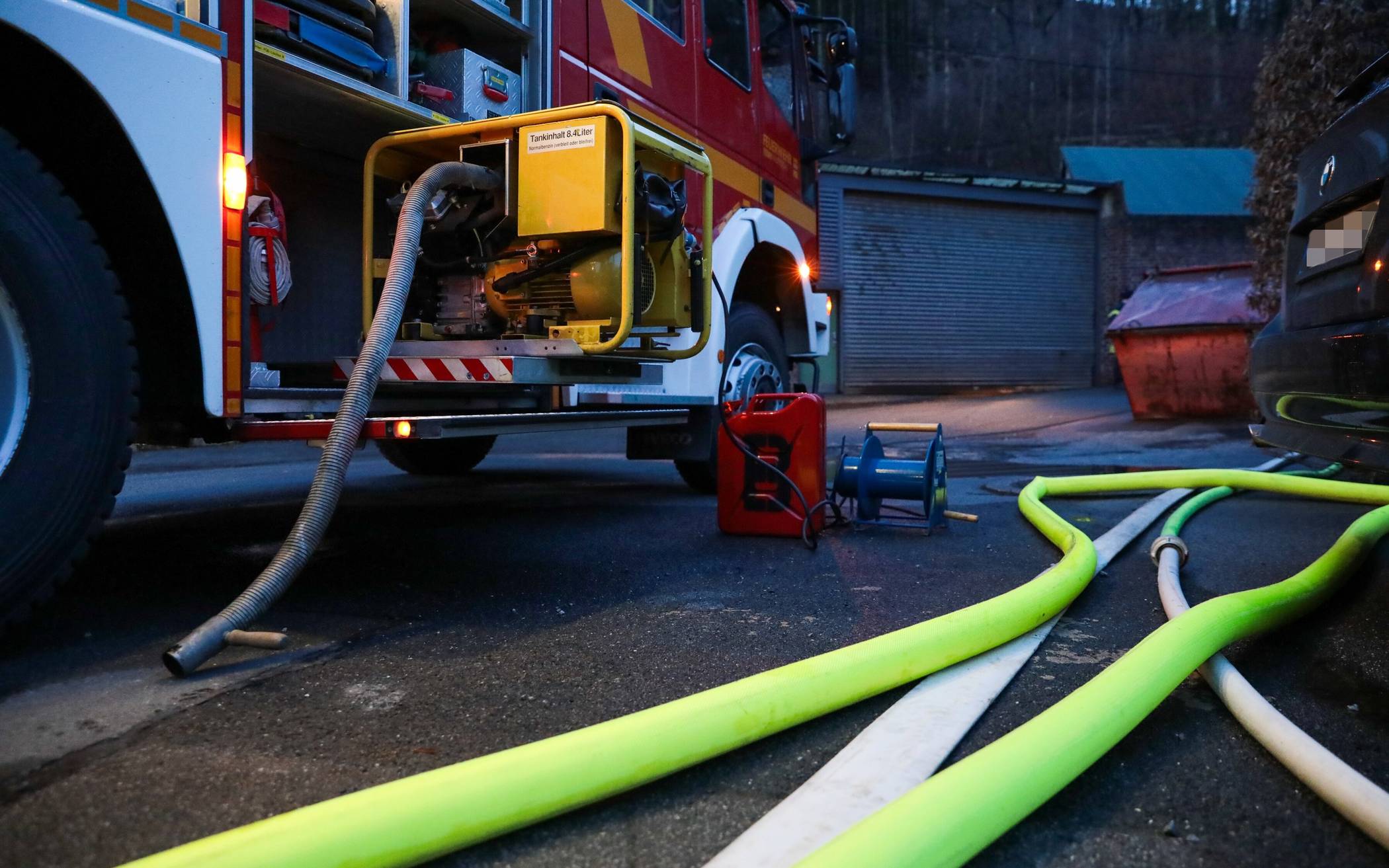 Um das Wasser abzuleiten, verlegte die Feuerwehr lange Schläuche....