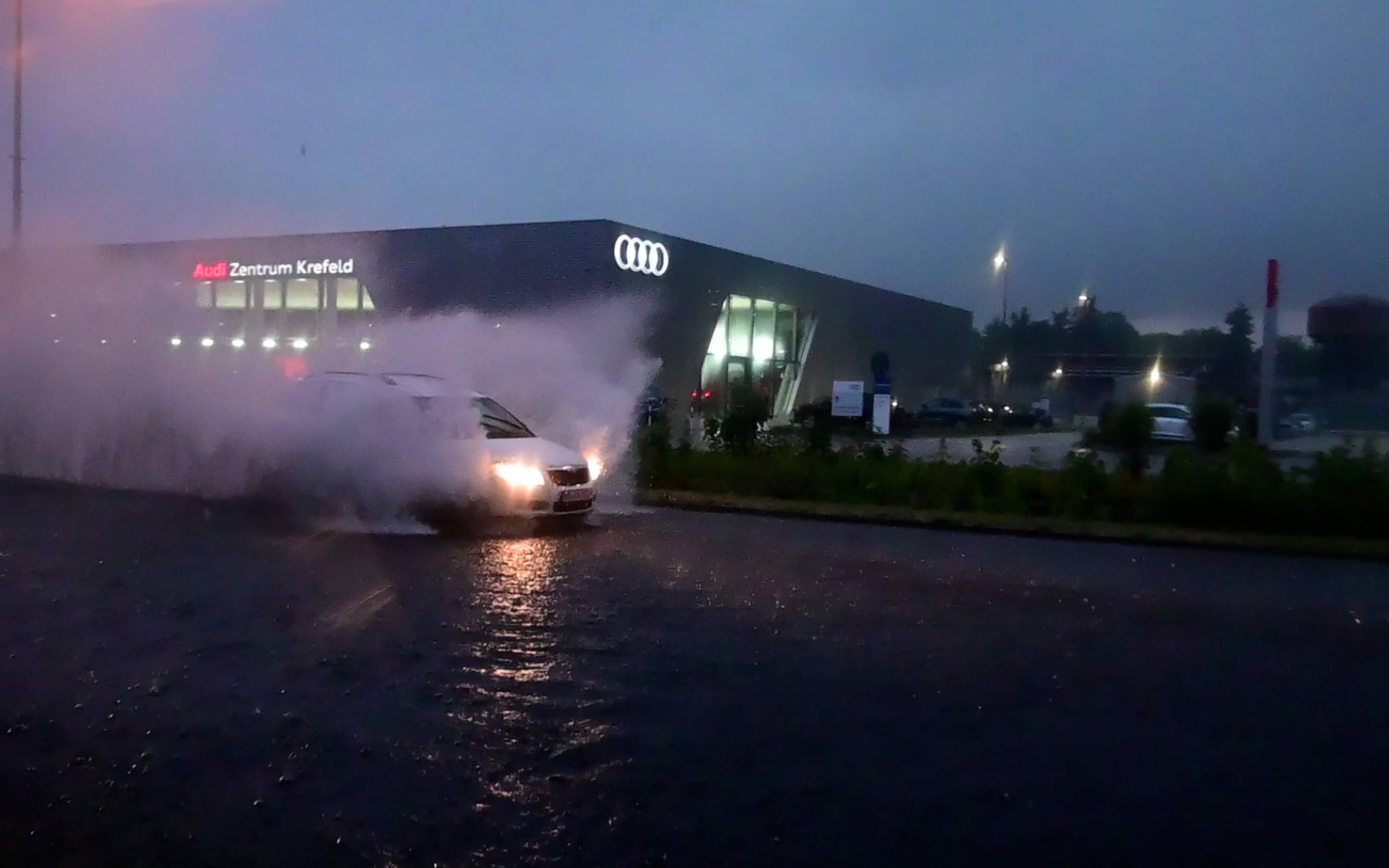  Die überflutete Gladbacher Straße in Krefeld Dienstagabend. 