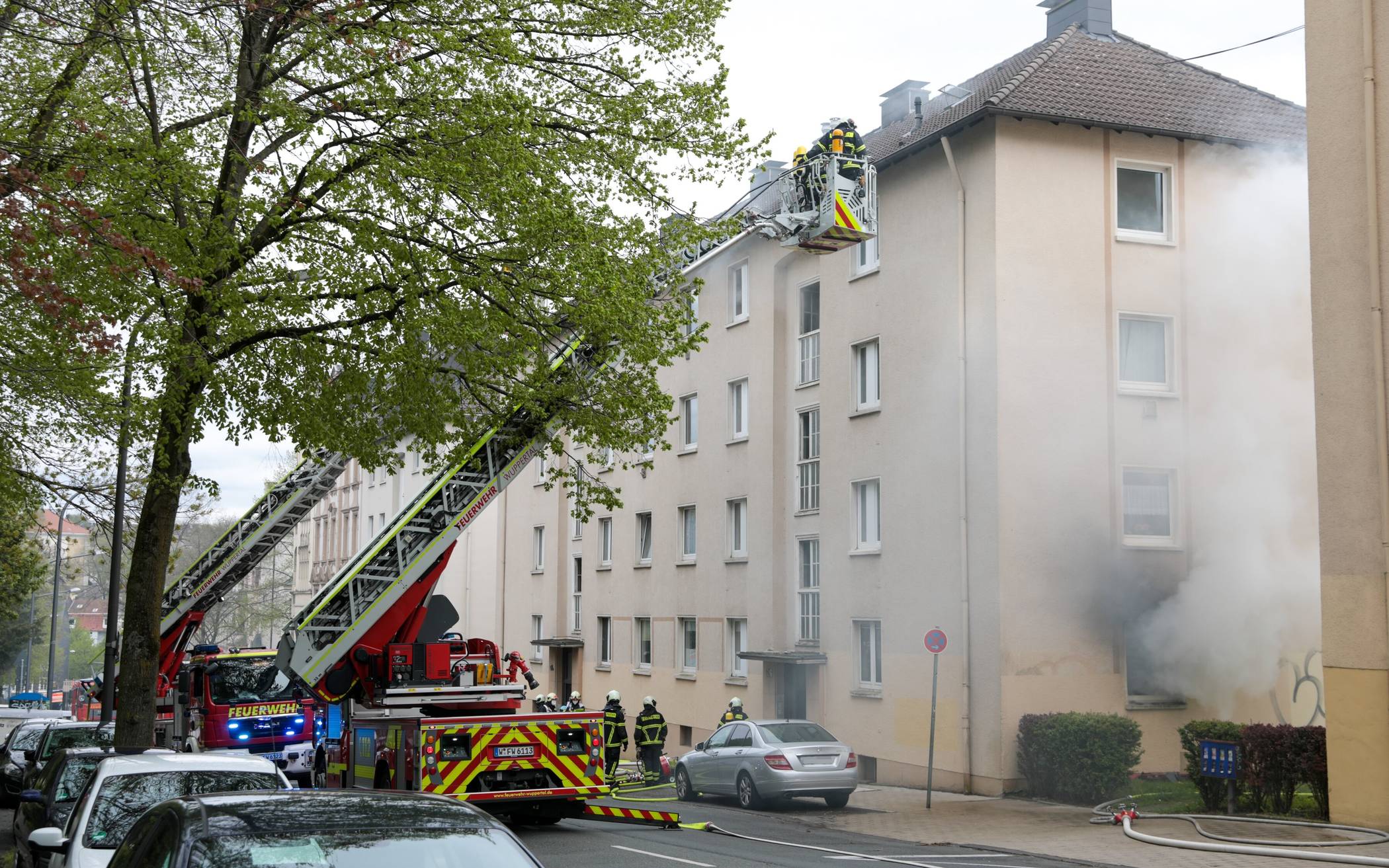 Die Feuerwehr Wuppertal ist am Samstagnachmittag gegen 16:20 Uhr zu einem Wohnungsbrand...