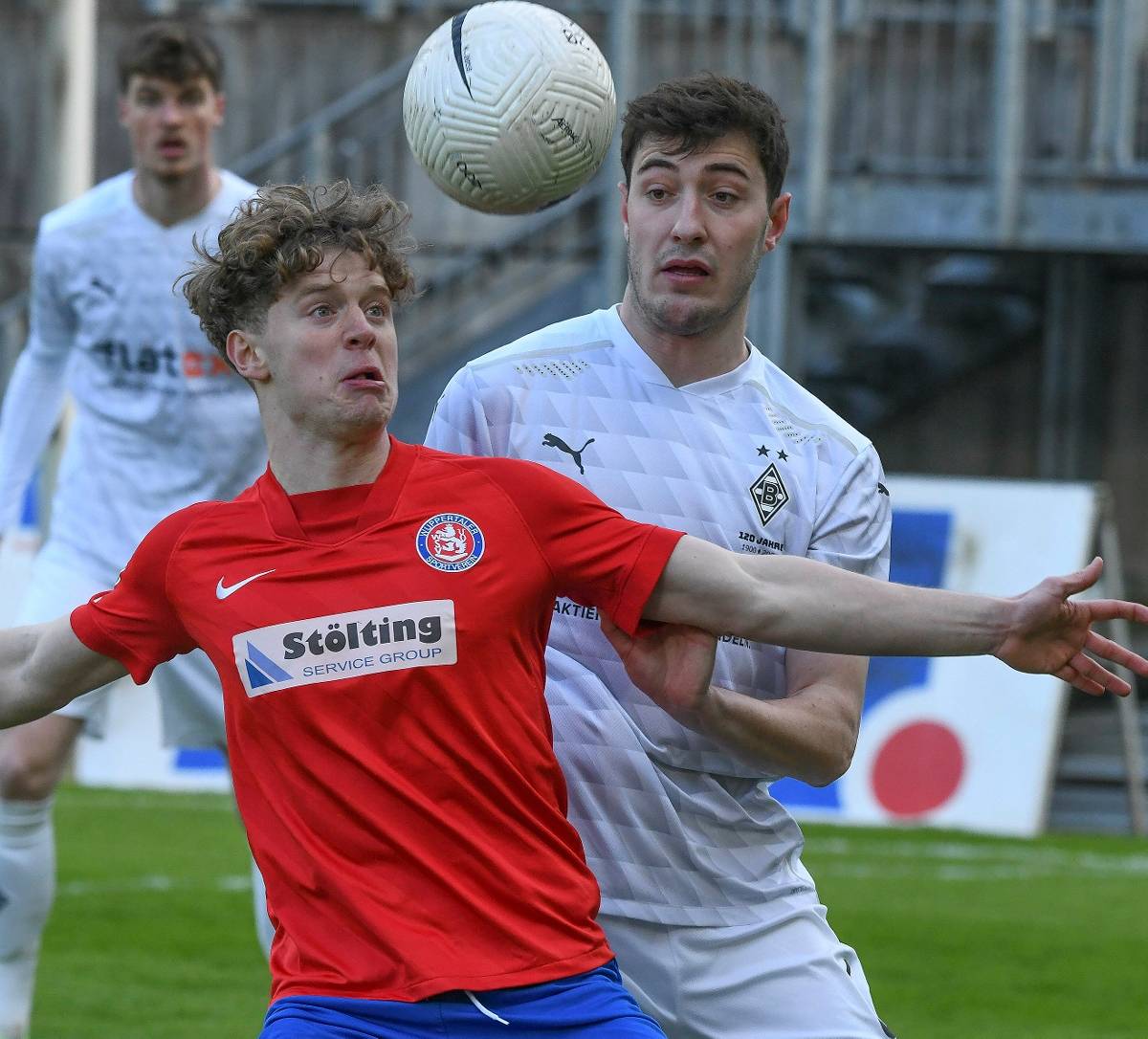 Marcel Benger (r., hier im Duell mit Wuppertals Joey Müller) wechselt von Borussia Mönchengladbach zu Holstein Kiel.  