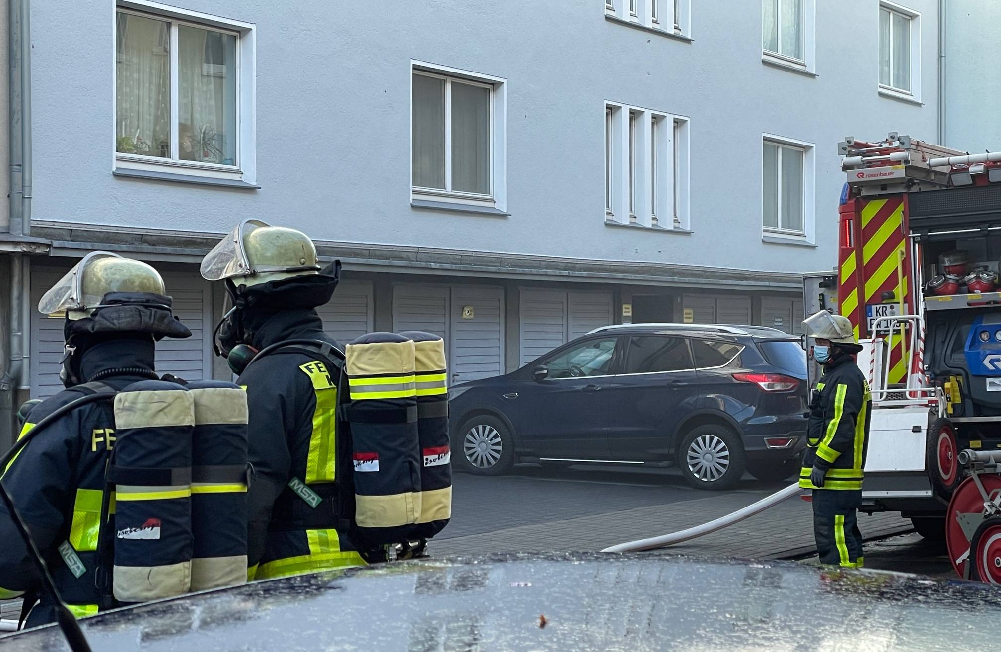 In Krefeld sind mehrere Menschen aus einem Haus an der Gerberstraße gerettet worden. Im...