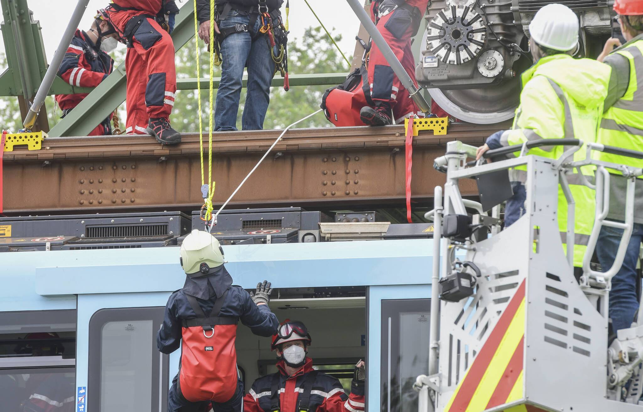  Bei einer Feuerwehrübung in Wuppertal müssen 20 Fahrgäste aus dem Wagen hoch aufs Gerüst geholt werden. 