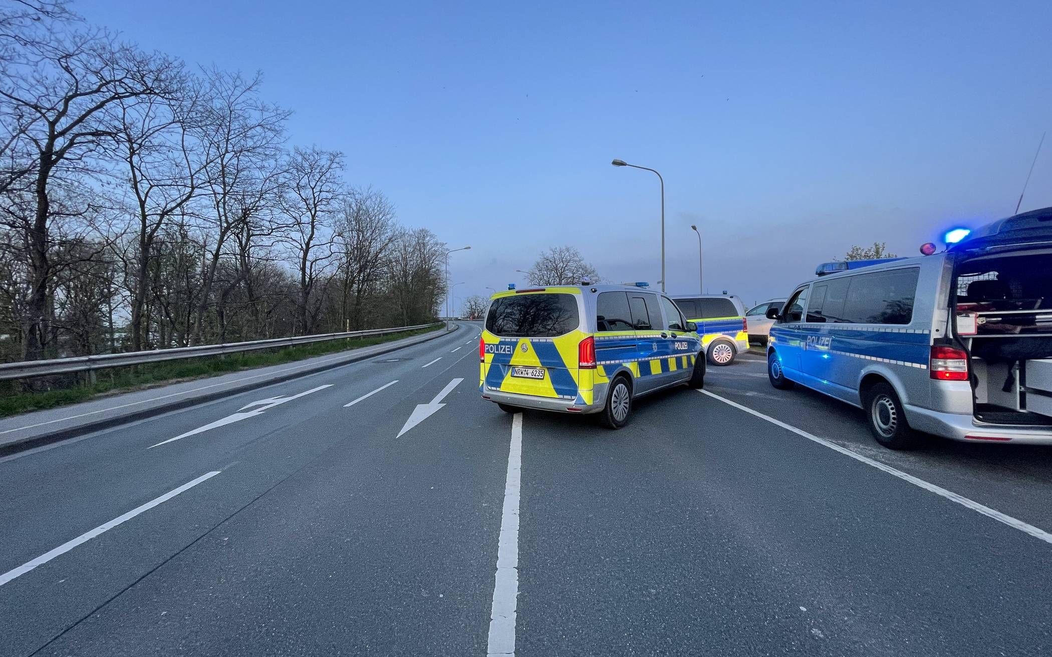 Auf der Rheinbrücke in Krefeld ist es am 21. April zu einem Unfall...