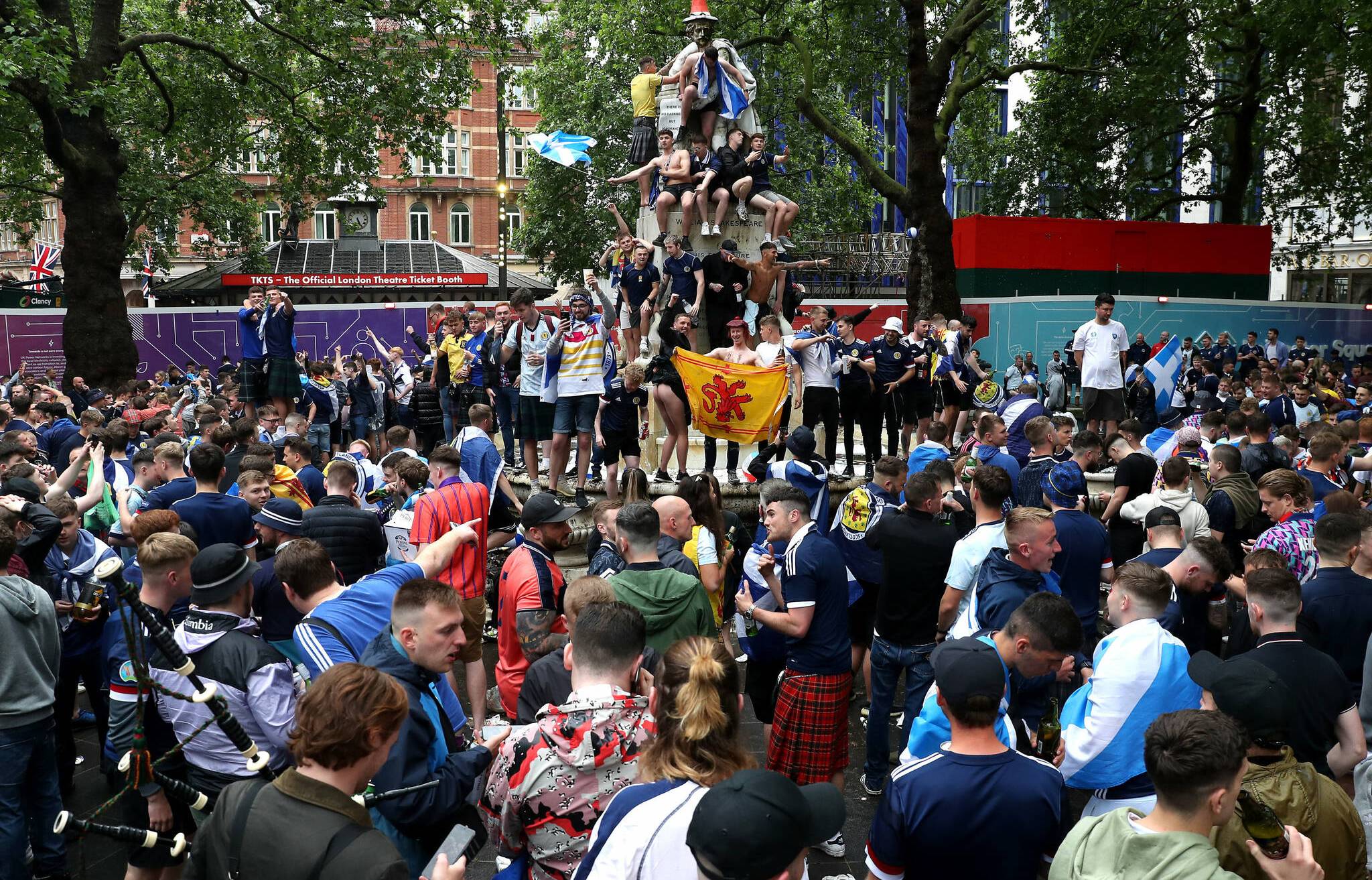  Knapp 2000 Corona-Fälle in Schottland lassen sich nach Behördenangaben mit Fanreisen nach London zum EM-Spiel der Schotten gegen England in Verbindung bringen. 