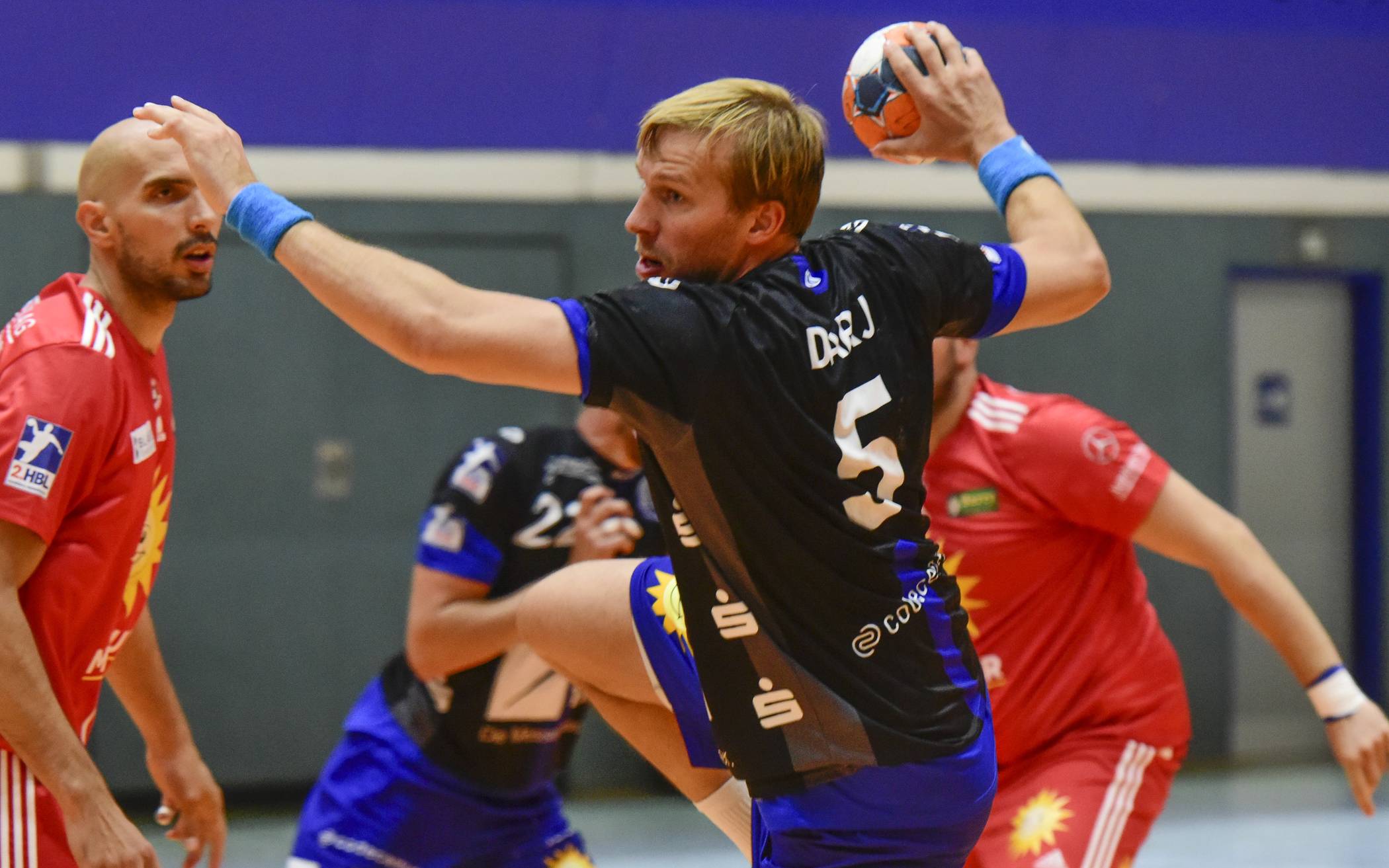  BHC-Ass Max Darj ist mit Schweden mit einem knappen Erfolg ins oympische Handballturniern gestartet. 