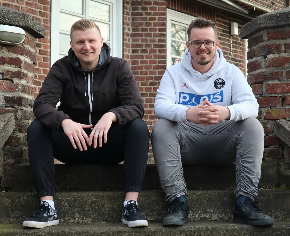  Tim Rother und Marvin Kütter (r.) sind die Fußballer hinter dem Podcast „Niederrheinbolzer47“.  