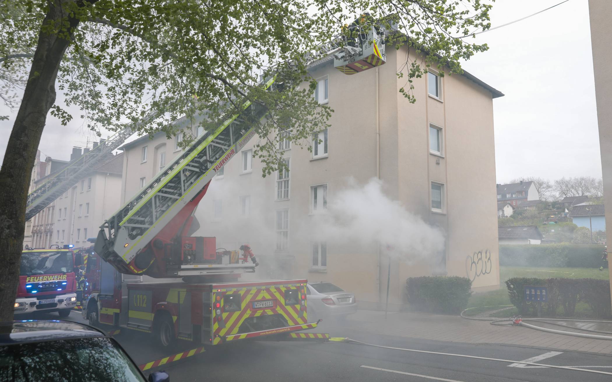 Ein Passant hatte vor Eintreffen der Feuerwehr bereits erste Bewohner gewarnt und aus...