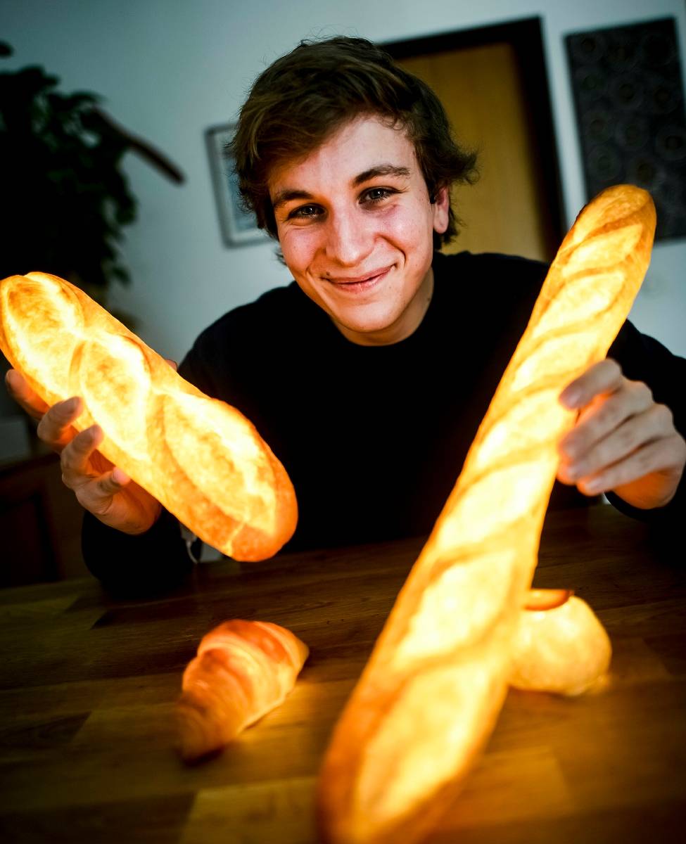  Merlin Cleven verkauft leuchtende Backwaren. 