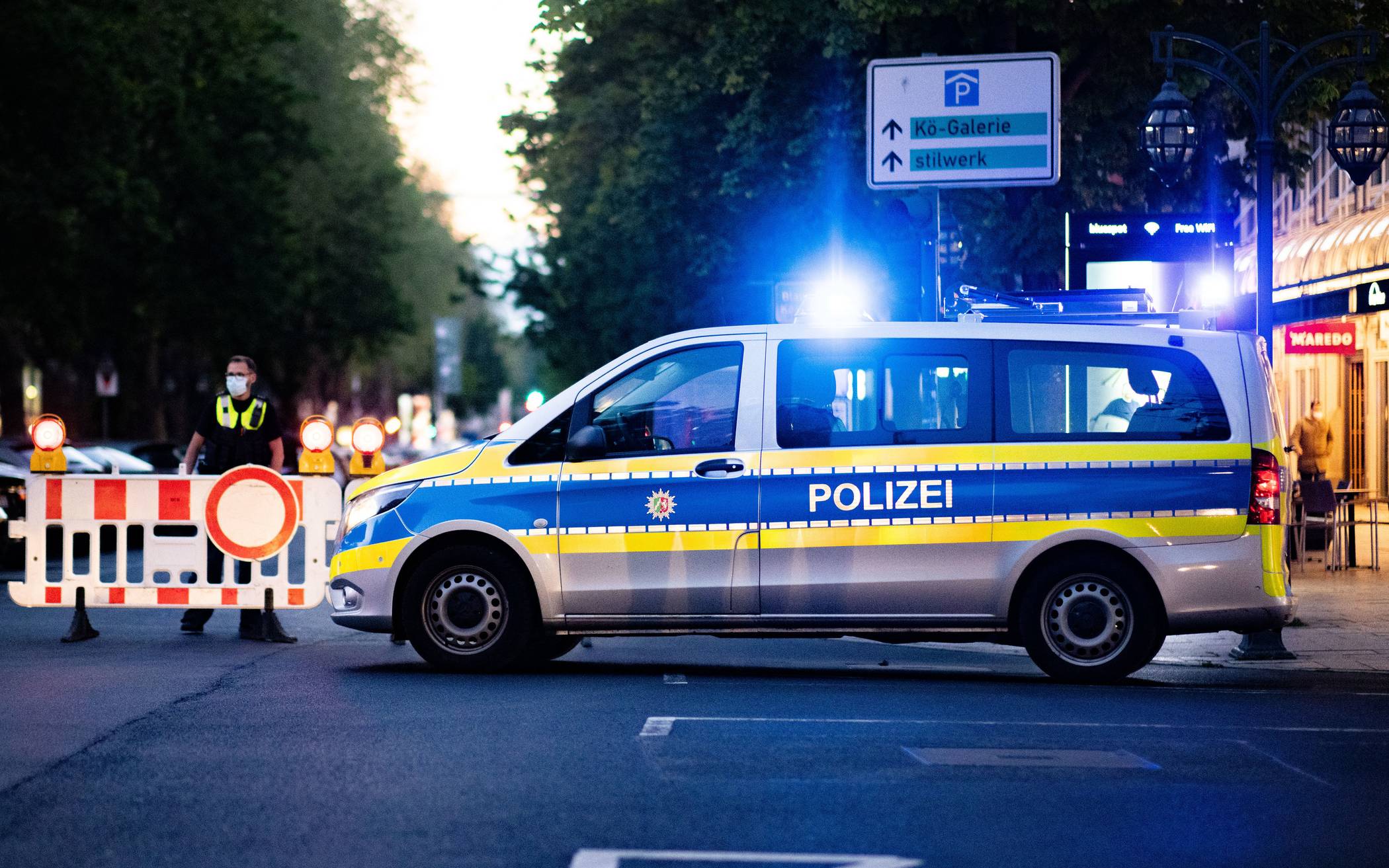  Nach massiven Verstößen gegen Corona-Auflagen in der Düsseldorfer Innenstadt wird die Königsallee als Maßnahme gegen die Autoposer-Szene gesperrt. 