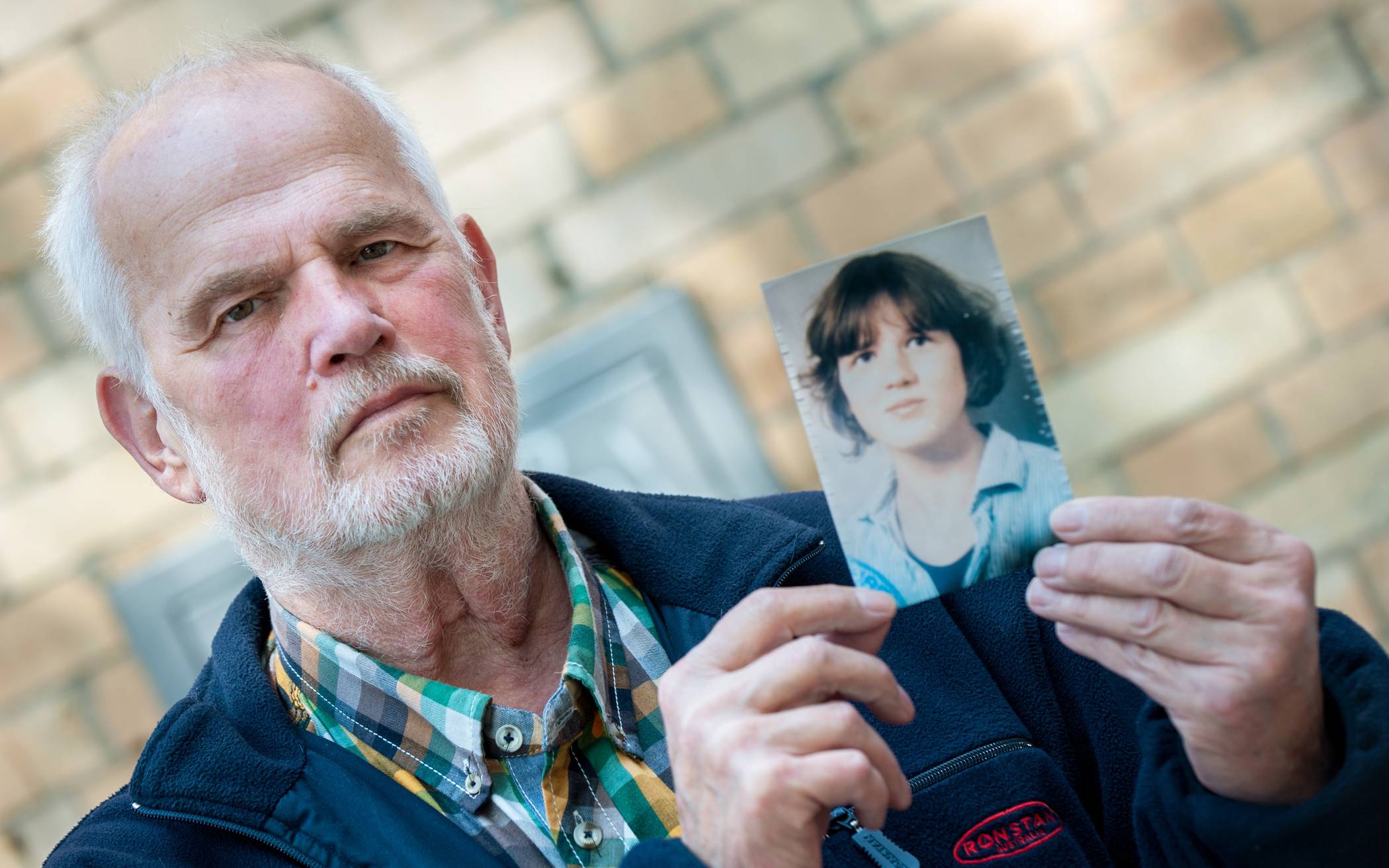  Hans von Möhlmann im Jahr 2015 mit einem Foto seiner 1981 ermordeten Tochter Frederike.  