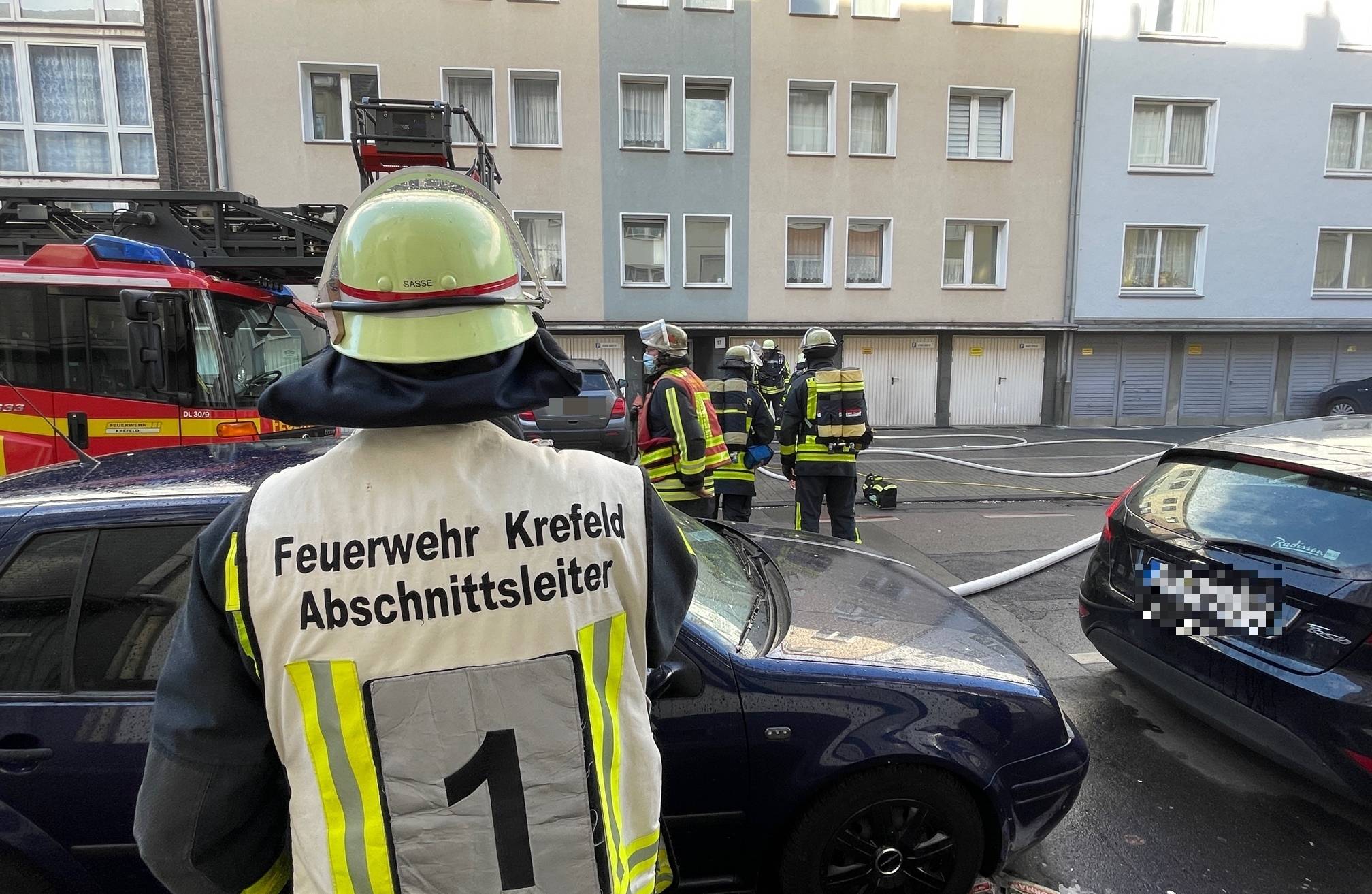 Die Feuerwehr musste insgesamt rund zwölf Menschen über das verrauchte Treppenhaus...