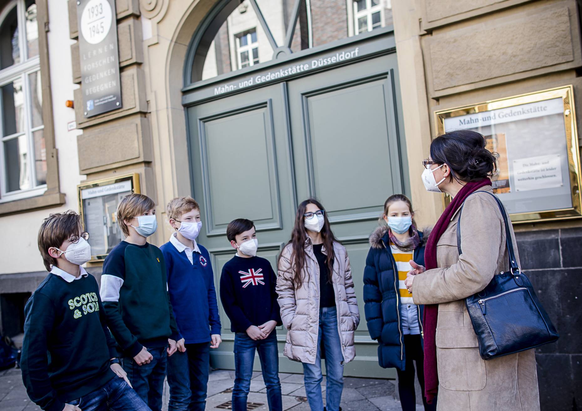  Gymnasiasten von St. Ursula mit Lehrerin Birgit Brinkmann vor der Mahn- und Gedenkstätte   