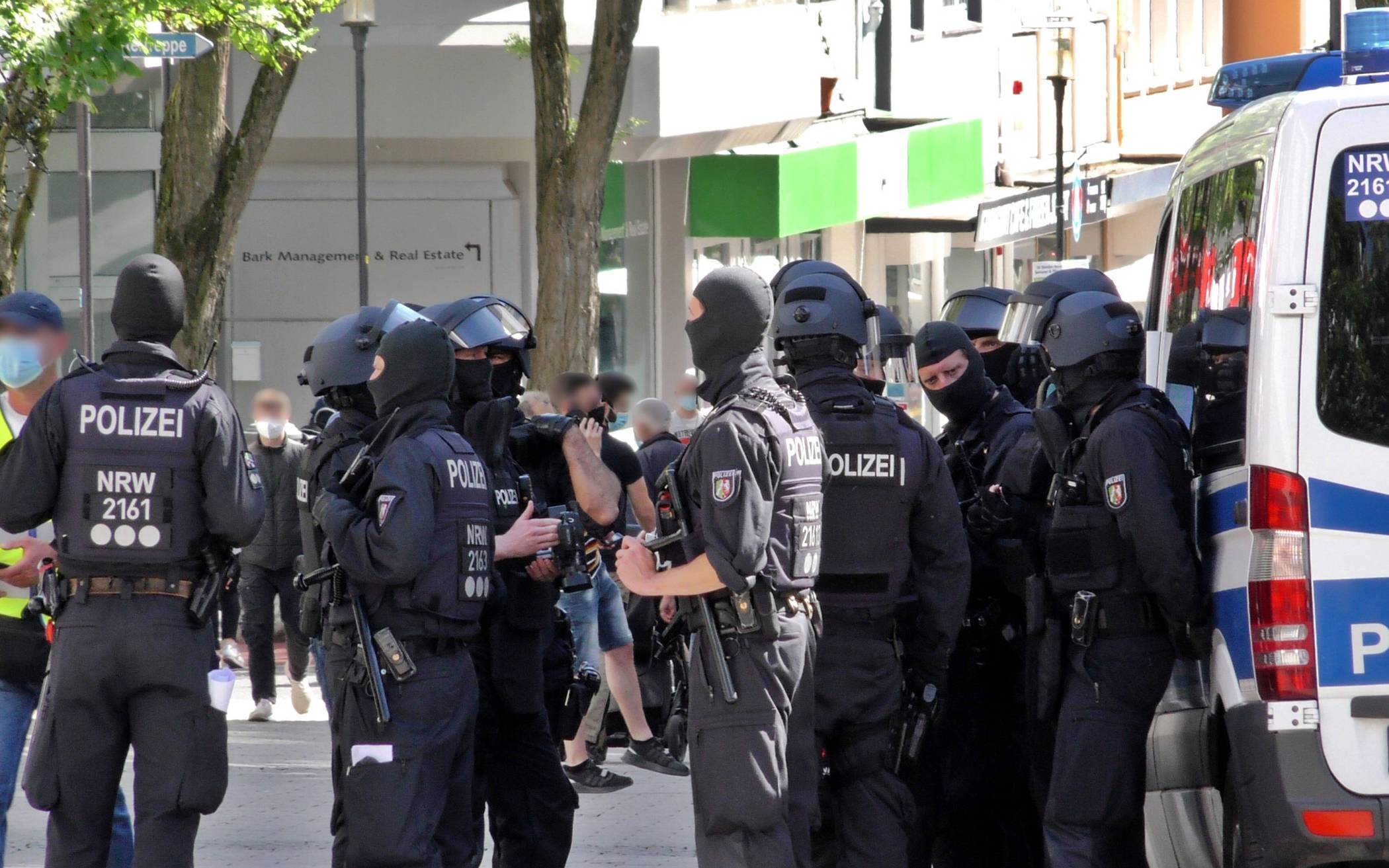  Einsatzkräfte haben mehrere Wohnungen und Geschäfte in Solingen, Düsseldorf und Dortmund durchsucht. 