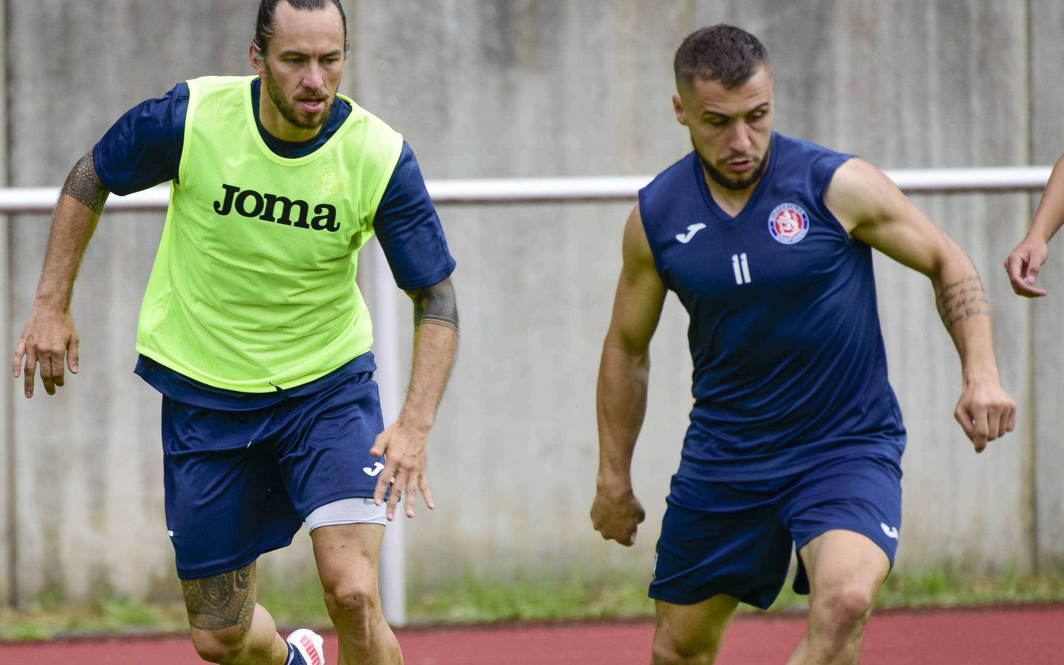  Felix Backszat (l.) am Mittwoch bei seinem ersten Training mit dem WSV neben Xhuljo Tabaku.  