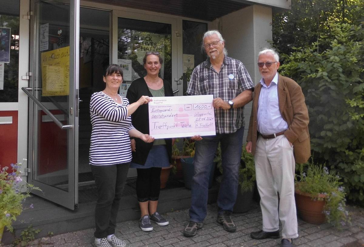  Im Namen des aufgelösten Vereins IG Frischluft übergaben Horst Watermeier (2.v.r.) und Jürgen Oppenhäuser eine Spende in Höhe von 1600 Euro an das Jugendzentrum Treffpunkt Tesche, vertreten durch Gabi Tast (l.) und Gabriele Gottaut-Wenzel. 