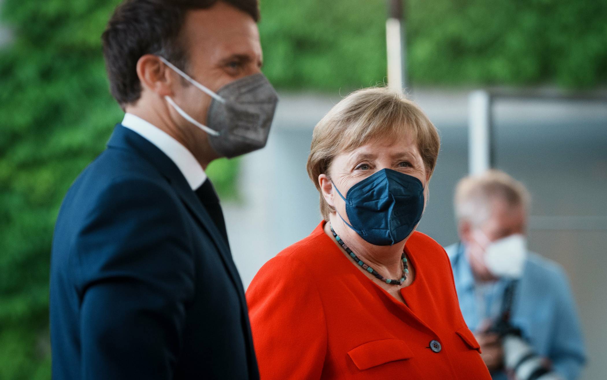  Bundeskanzlerin Angela Merkel (CDU) und Frankreichs Präsident Emmanuel Macron begrüßen sich vor dem Bundeskanzleramt. 