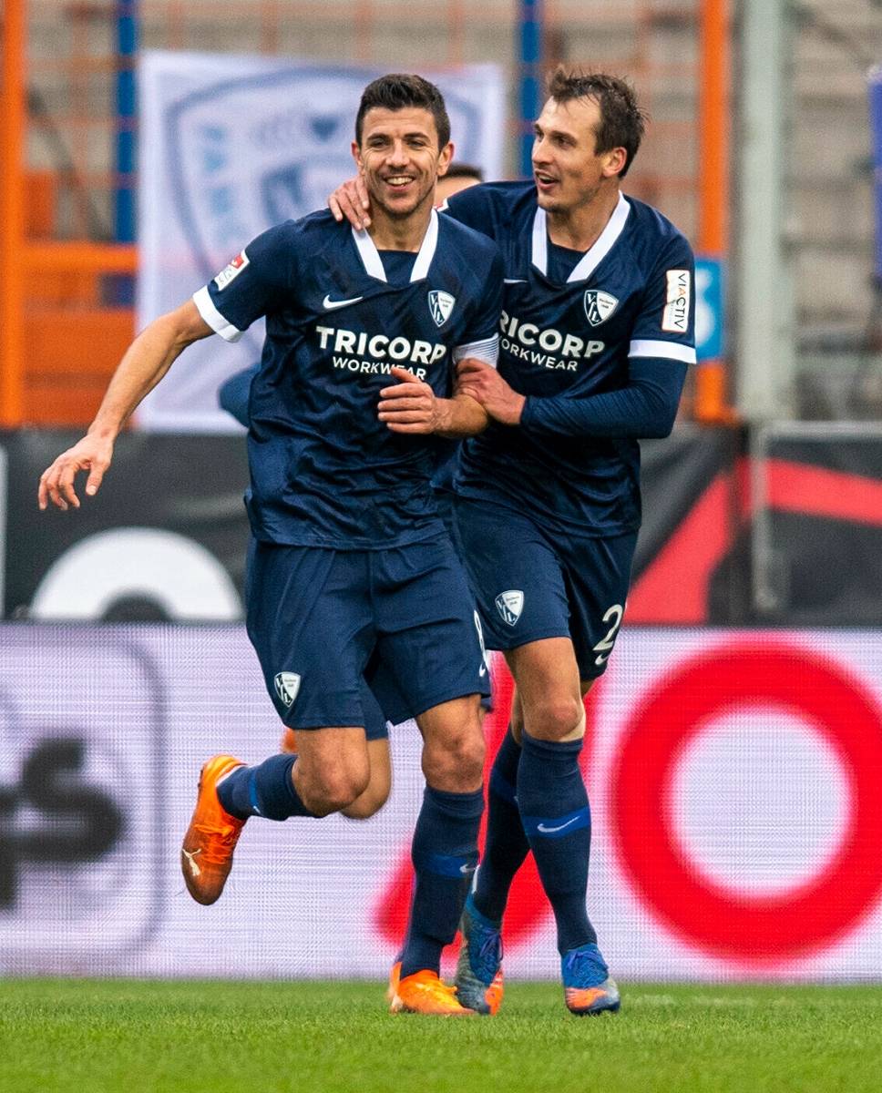  Bochums Anthony Losilla (l.) jubelt nach einem Tor mit seinem Mannschaftskameraden Robert Tesche.  