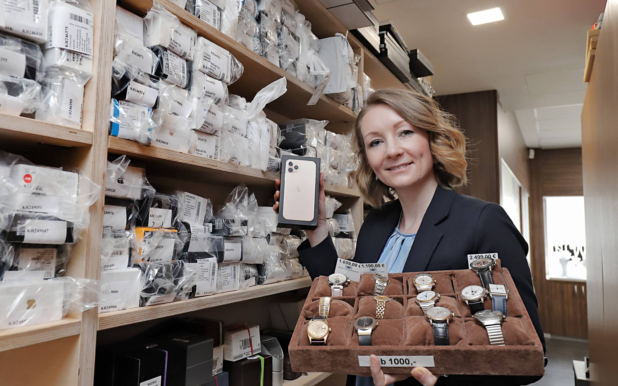  Das Online-Geschäft rettet die Zahlen: Anika Schumachers vom gleichnamigen Pfandhaus am Ostwall.  Foto: D. Jochmann  