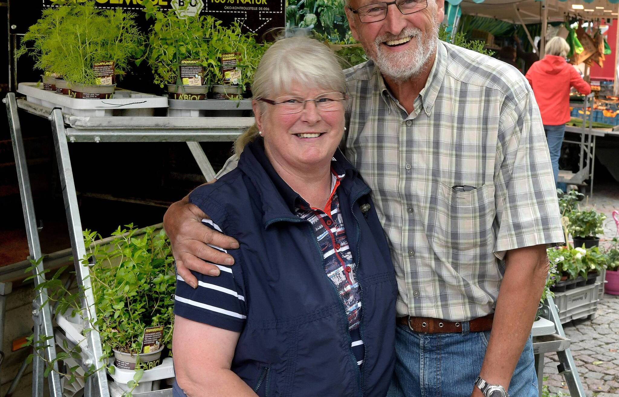  Das Voescher Ehepaar Mechtild und Heinz-Günter Kaisers macht seinen Gartenbaubetrieb zu und verlässt de Kempener Wochenmarkt. 