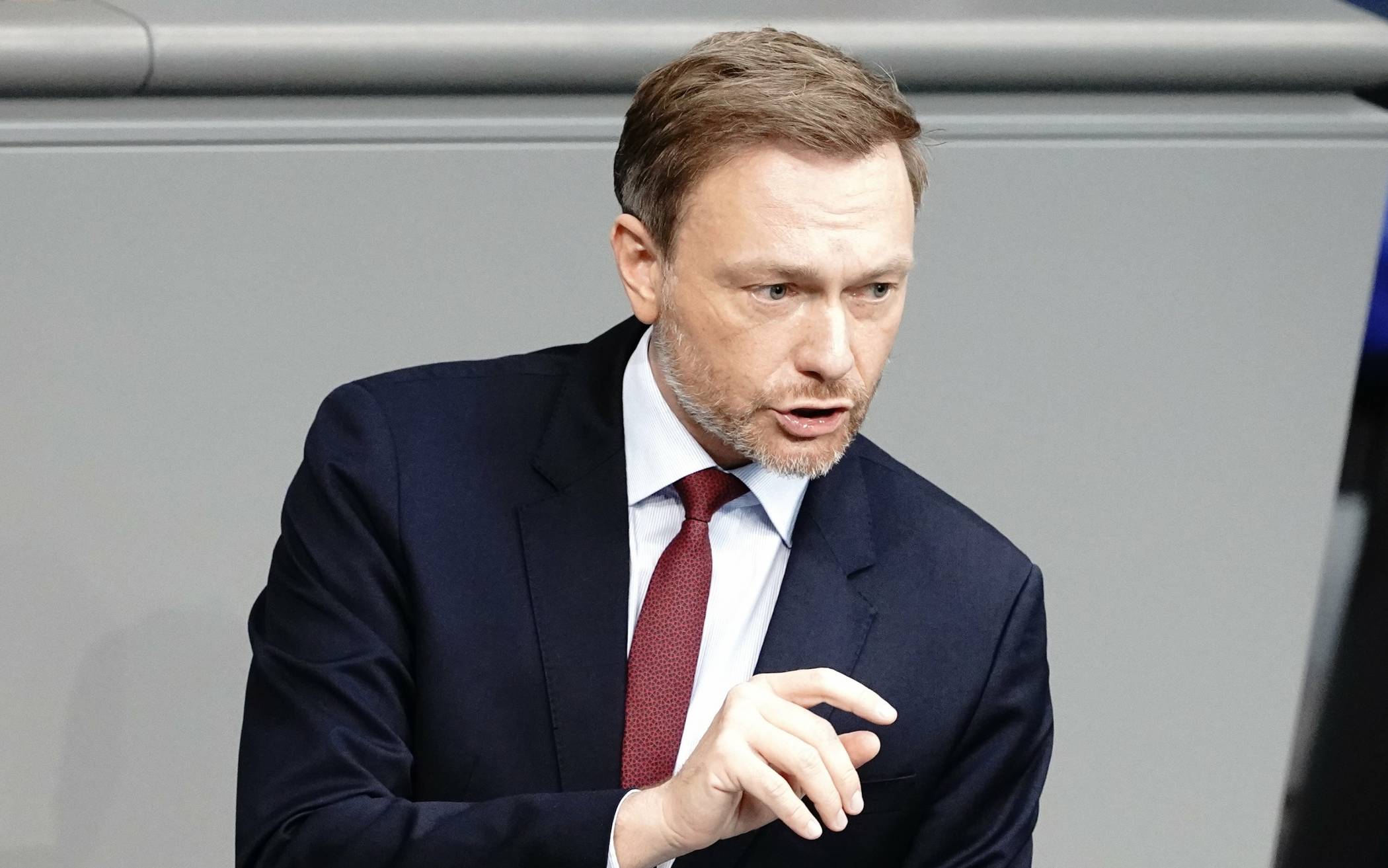  FDP-Chef Christian Lindner hat eine Verfassungsbeschwerde gegen die Bundes-Notbremse angekündigt. 