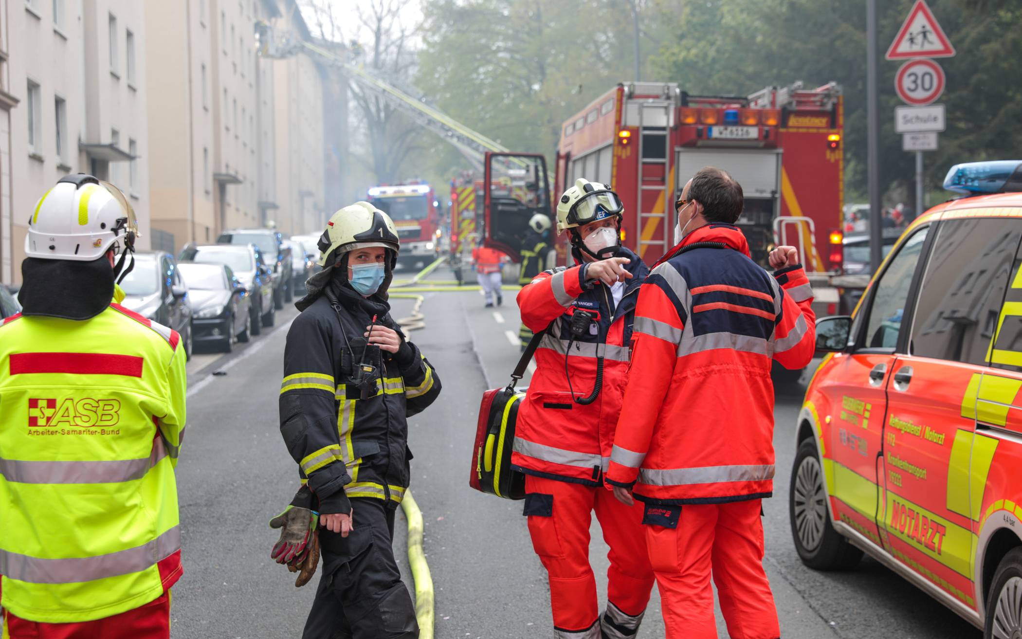 Die Wohnung im Erdgeschoss wurde vollkommen zerstört. 35 Kräfte der Berufsfeuerwehr...