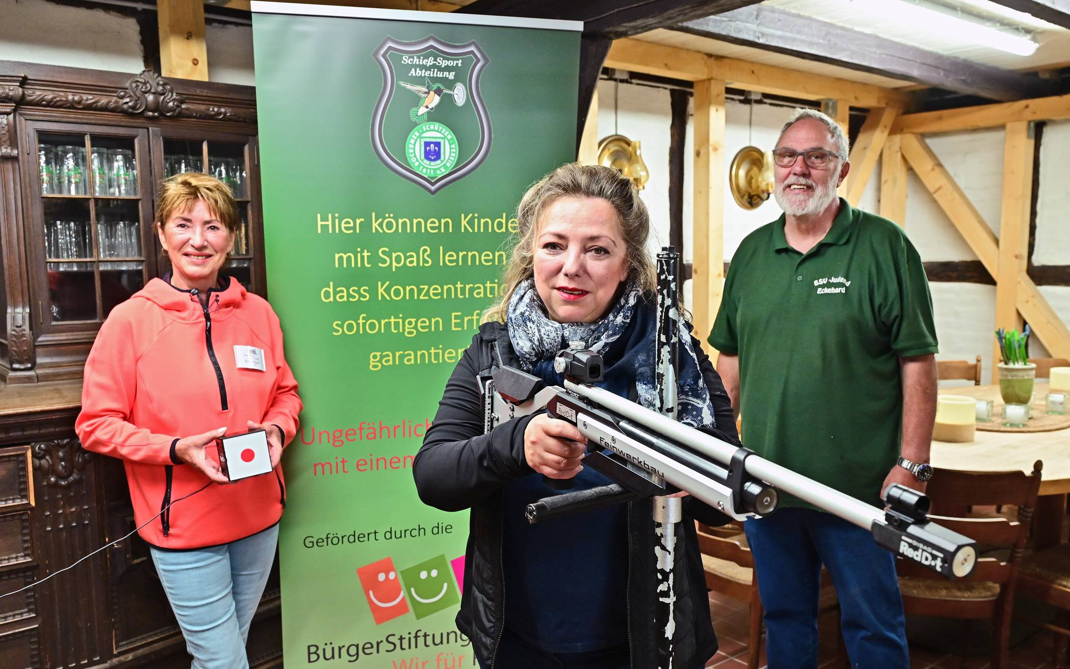  Monika Klingen (Bürgerstiftung), Gabriele Leigraf und Eckehard Graaf (v.l.) bieten im Juli das Übungsschießen im Bootshaus an.  