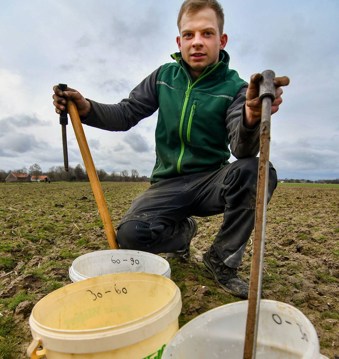  Justus Beudels, Auszubildener am Kempener Hof Tölkes, nimmt Bodenproben. Daraus resultiert, in welcher Menge Düngemittel auf die Felder ausgebracht werden müssen. 