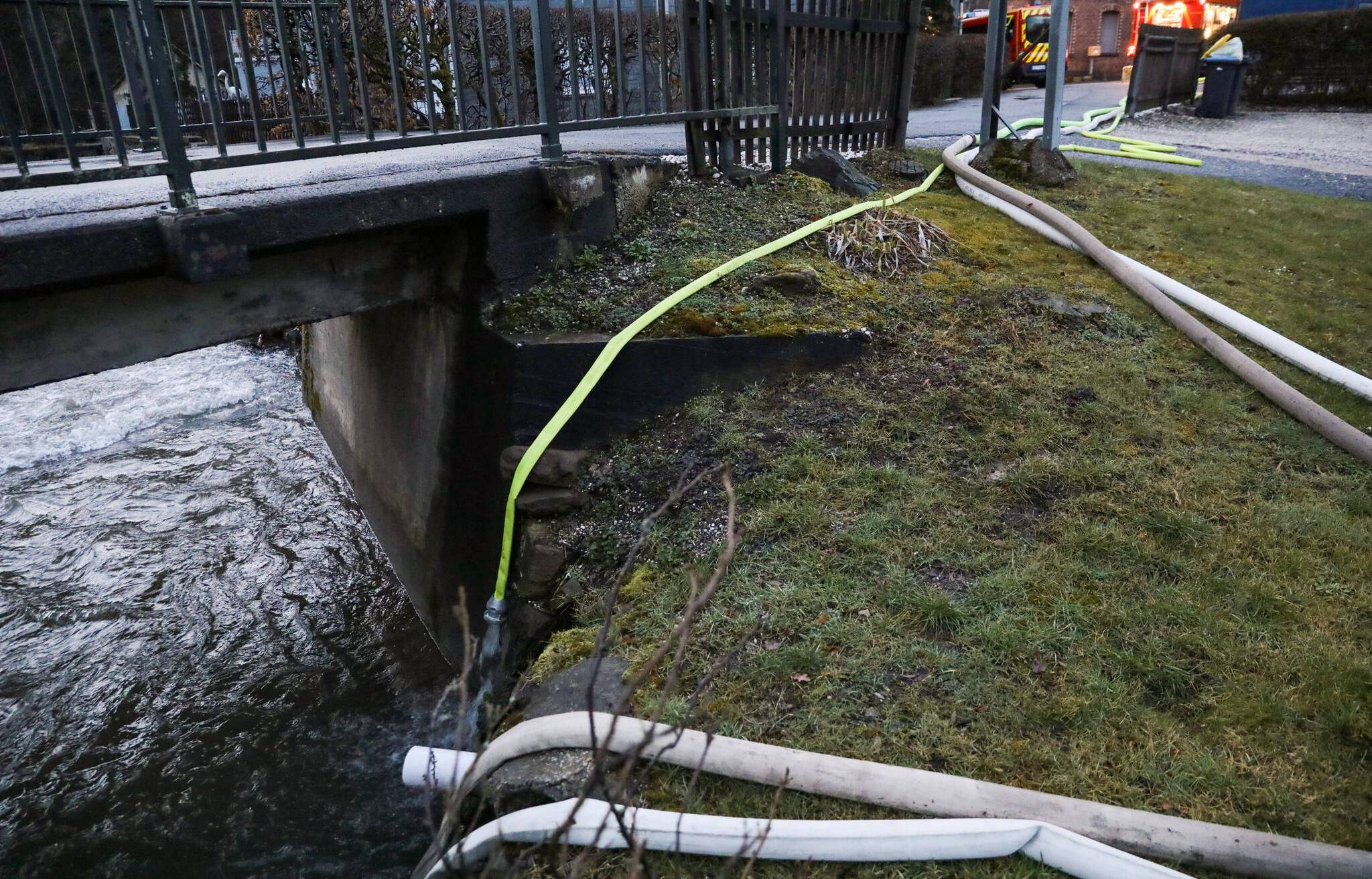 Der Morsbach war in der Nähe und nahm das Wasser auf....